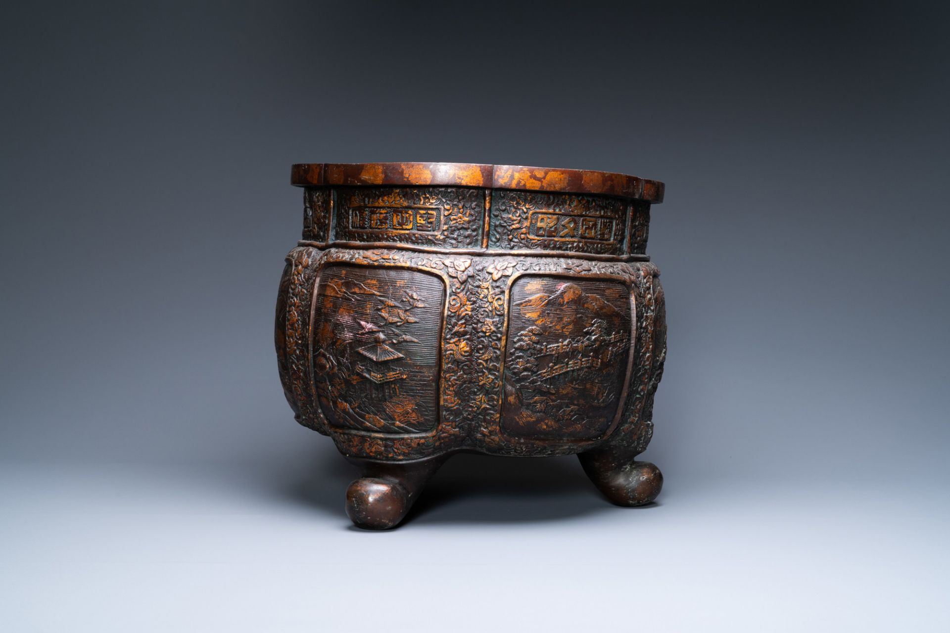 A Chinese hexafoil gold-splashed bronze jardiniere, 19/20th C. - Bild 5 aus 7