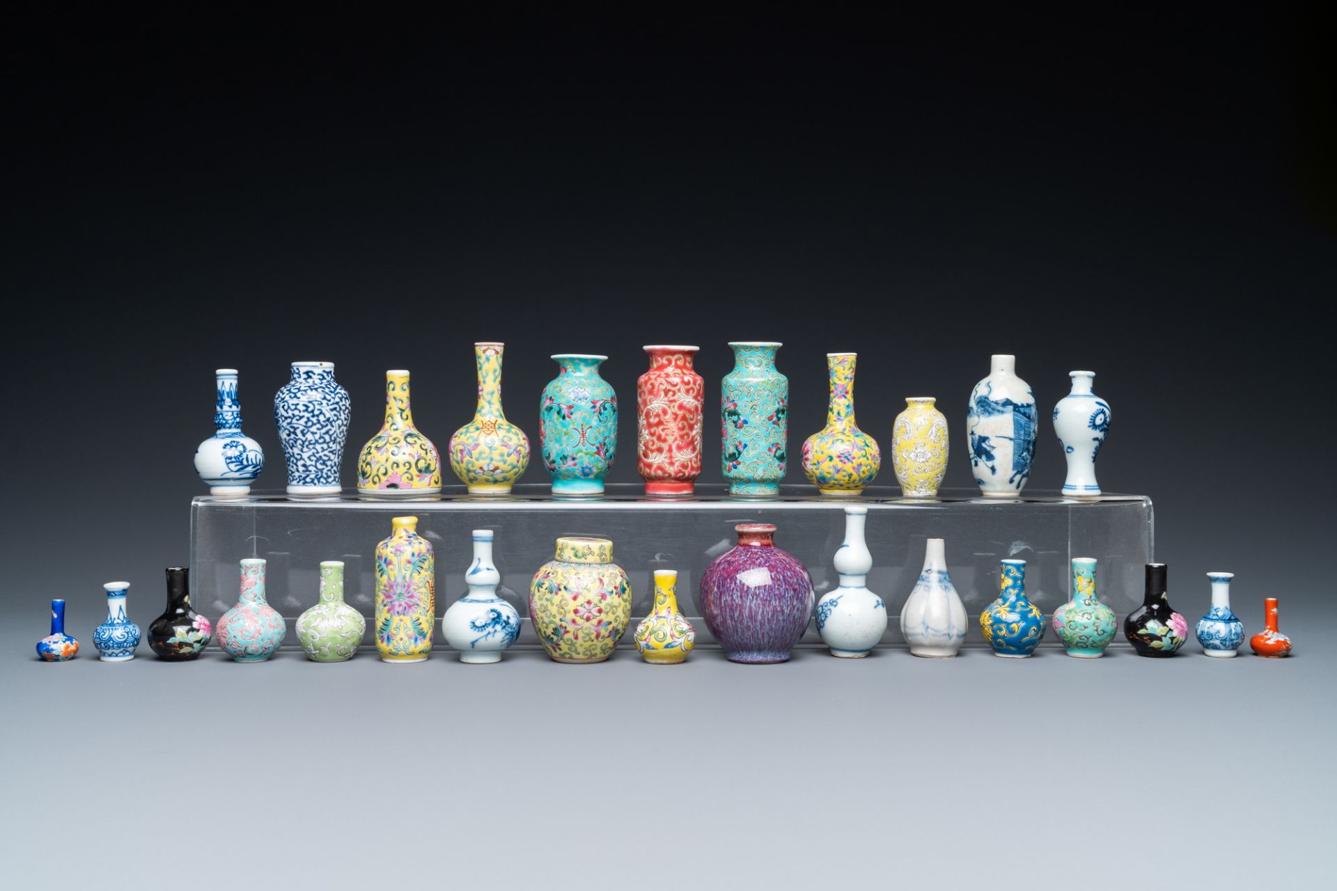 Twenty-eight Chinese blue and white and famille rose minature vases, Kangxi and later - Bild 6 aus 8