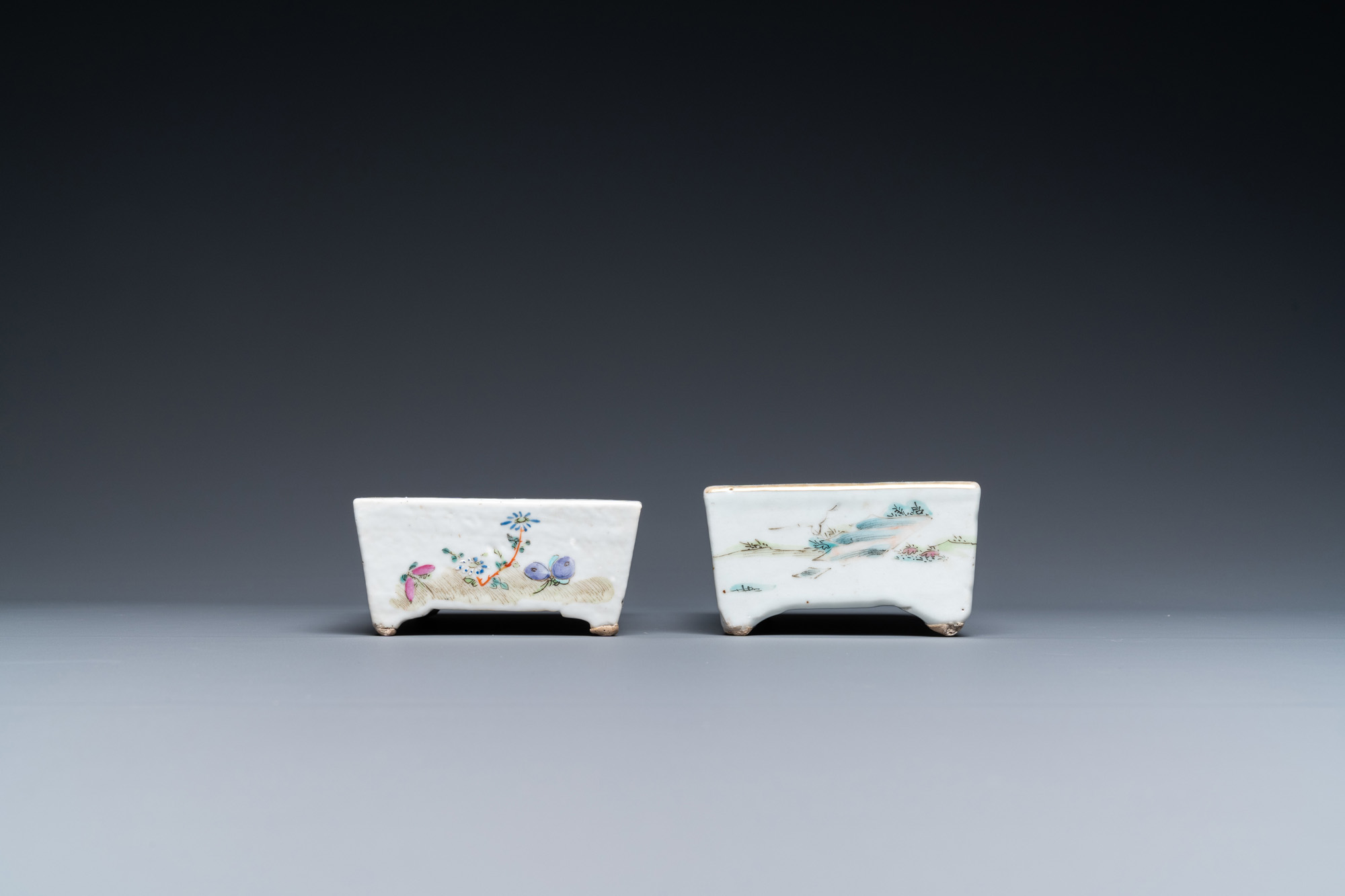 A varied collection of Chinese blue and white and famille rose porcelain, 19/20th C. - Image 11 of 15