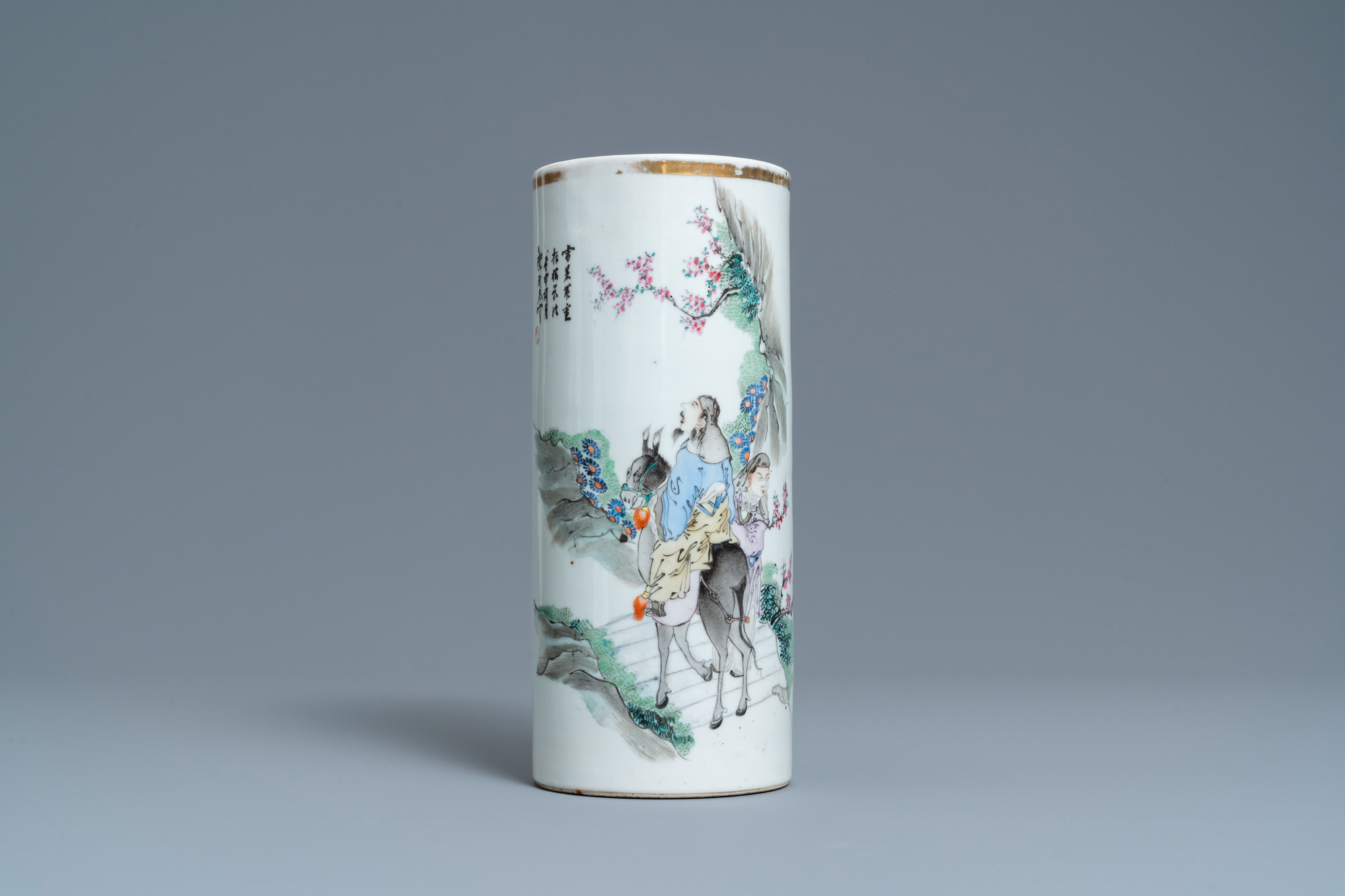 A Chinese qianjiang cai hat stand and five famille rose wares, 19/20th C. - Image 2 of 15
