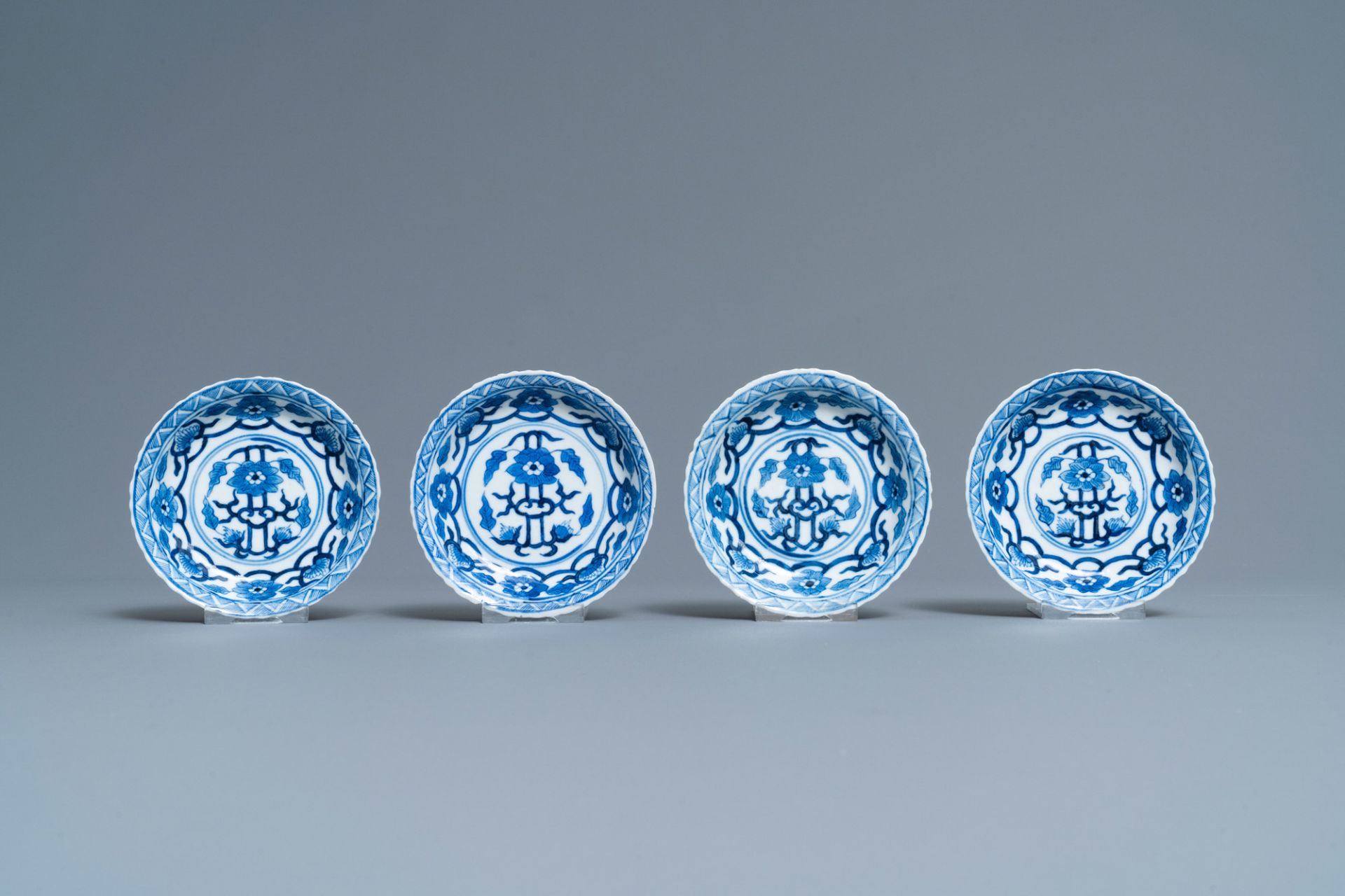 A varied collection of Chinese porcelain, 19th C. - Image 4 of 19