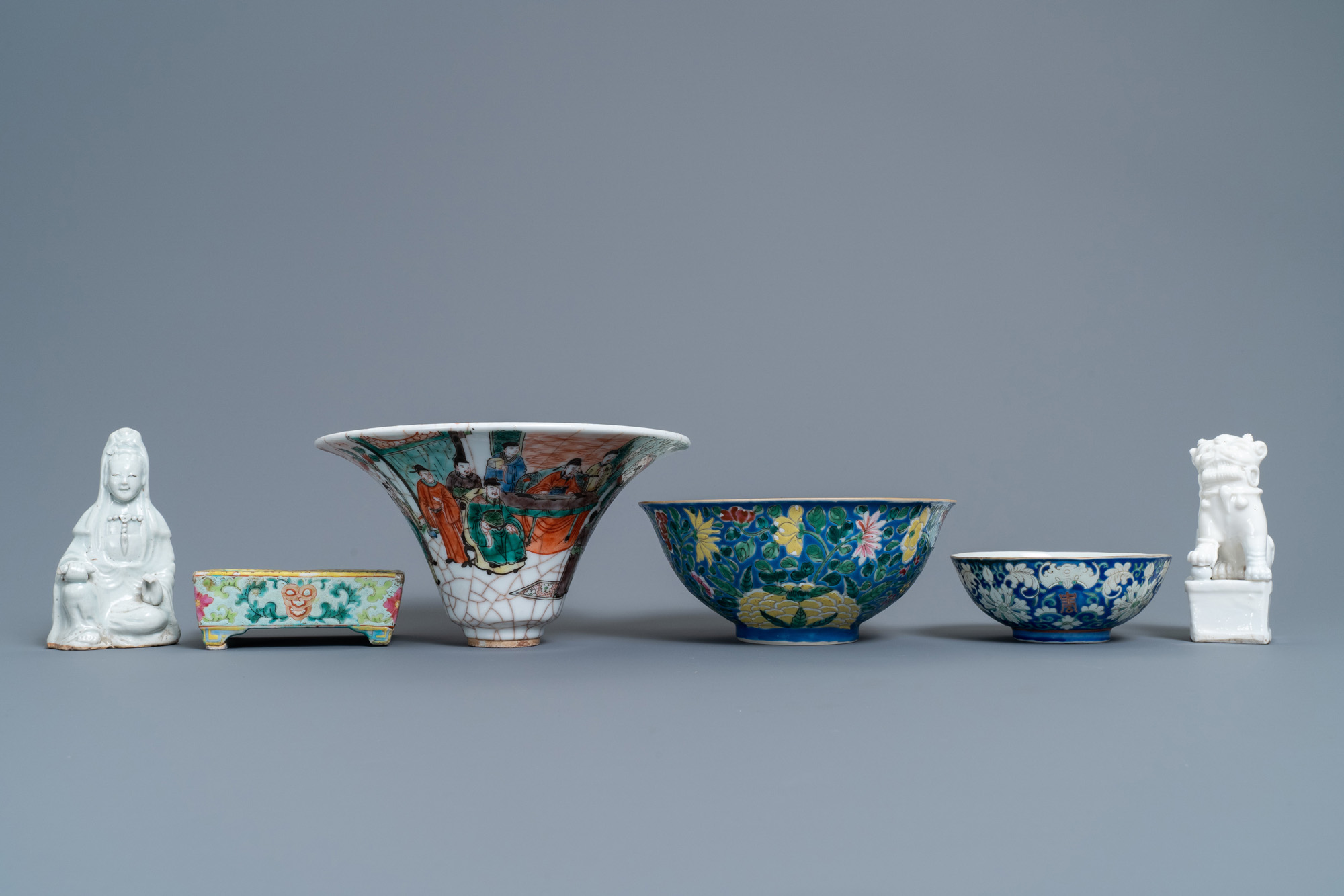 A varied collection of Chinese porcelain, 18/20th C. - Image 4 of 11