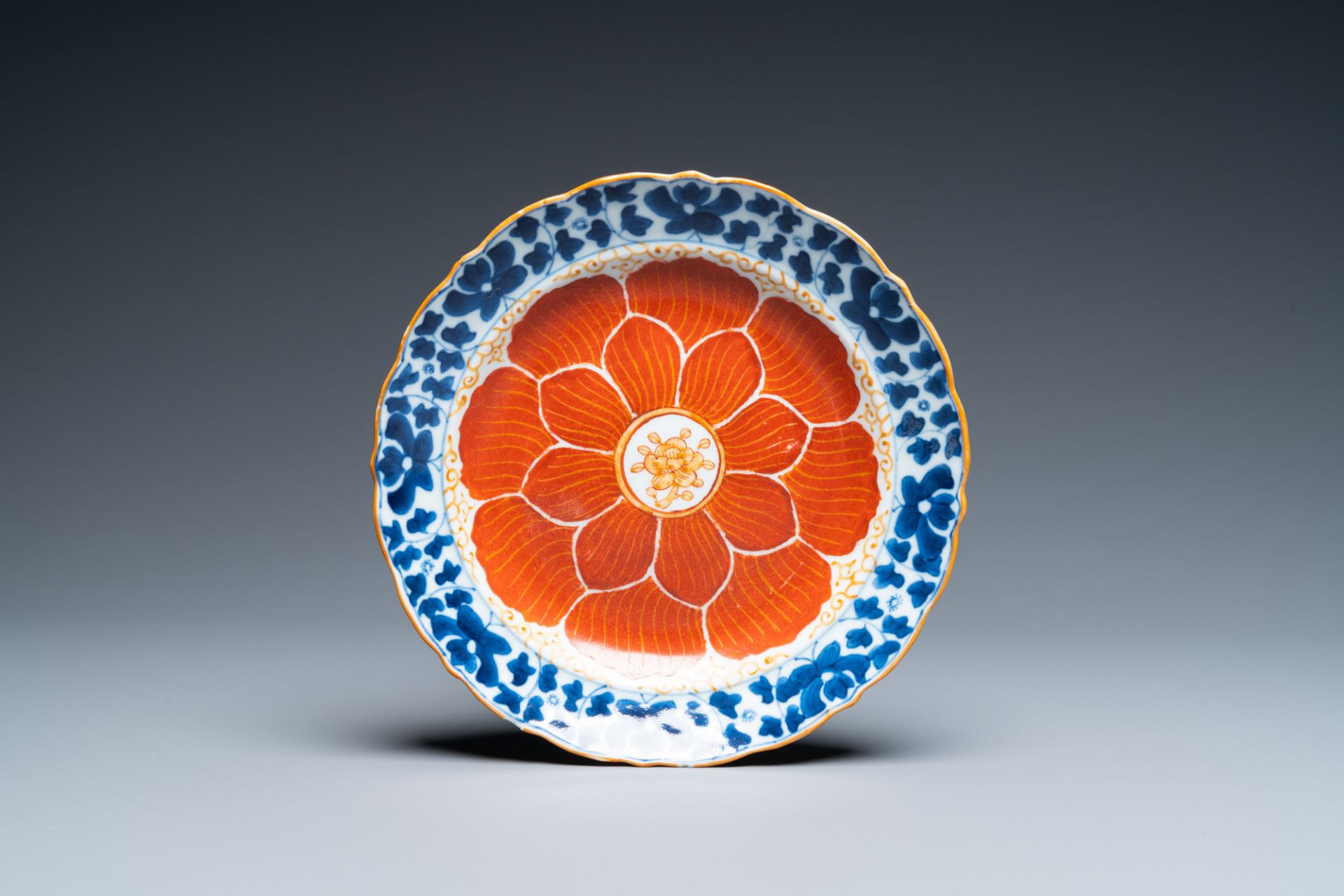 A Chinese iron-red, gilt and blue and white covered bowl on stand, 19th C. - Bild 2 aus 9