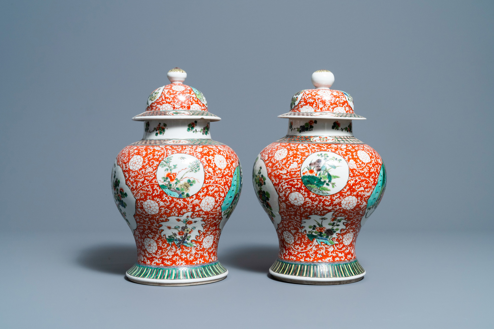 A pair of Chinese famille verte vases and covers, 19/20th C. - Image 4 of 6
