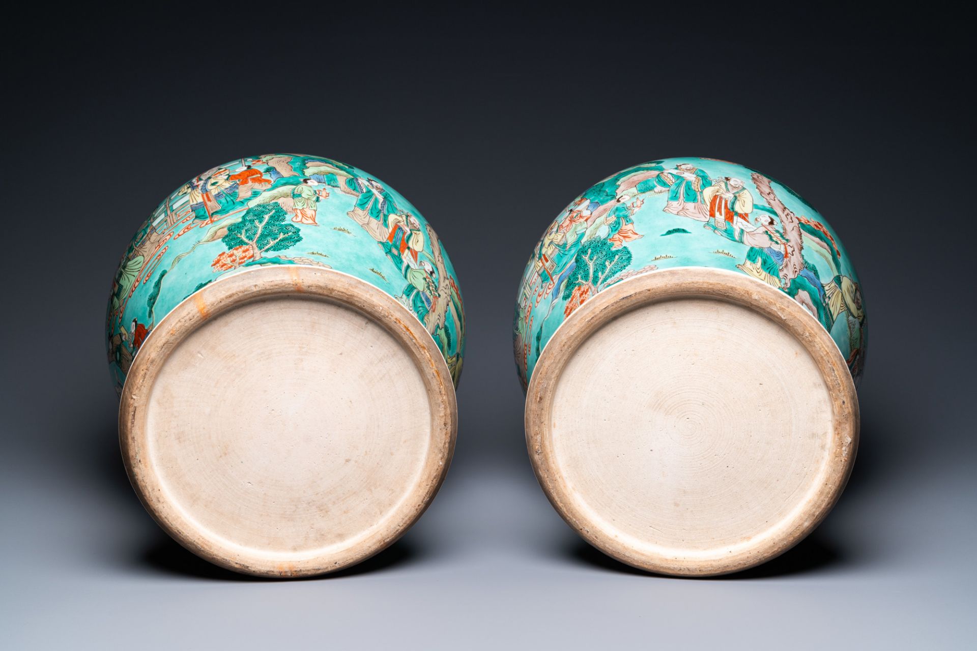 A pair of large Chinese turquoise-ground famille verte vases and covers, 19th C. - Image 5 of 6