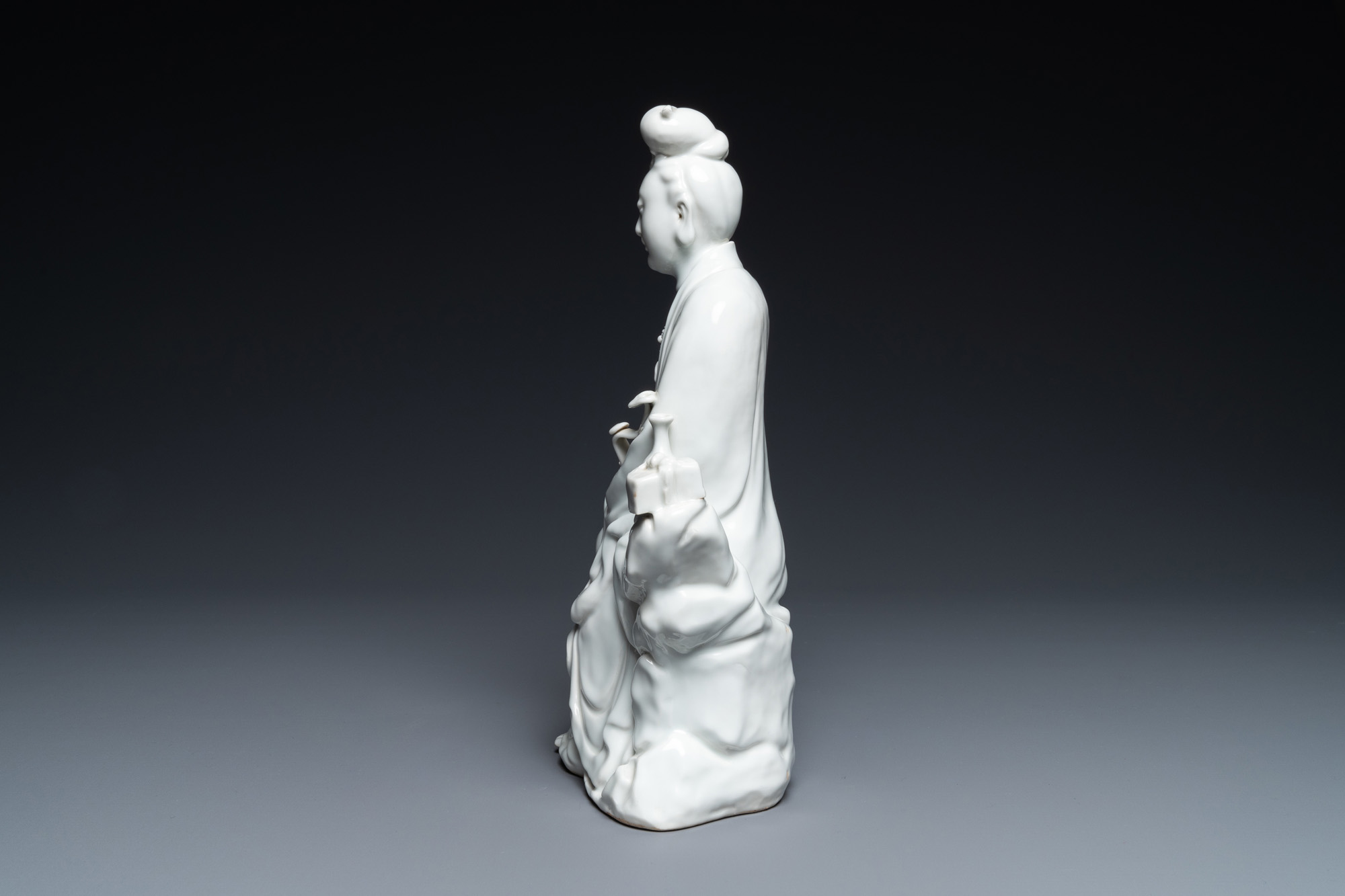 A Chinese blanc de Chine figure of Guanyin, impressed mark, 19/20th C. - Image 3 of 7