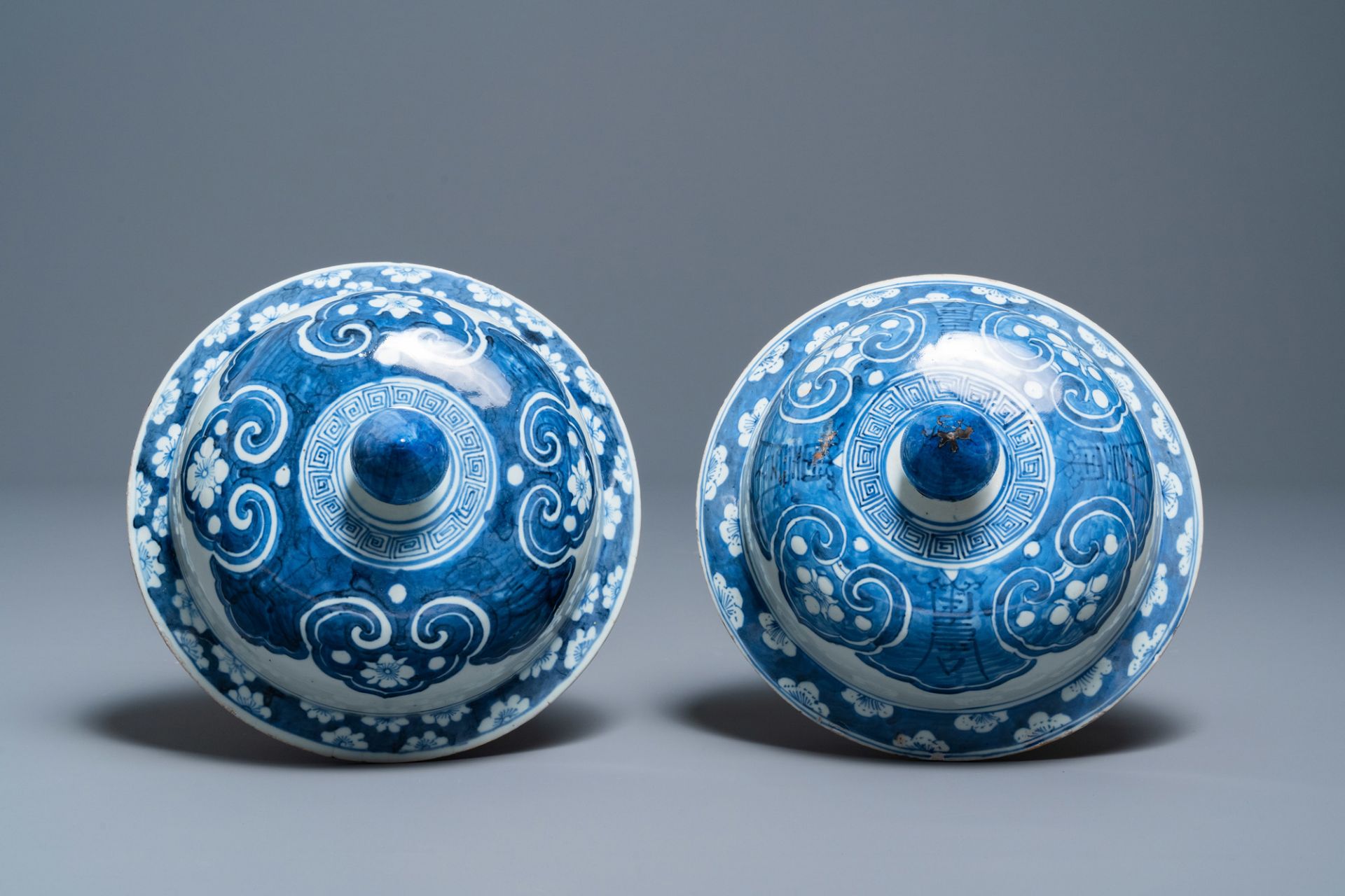 A pair of large Chinese blue and white covered vases, 19th C. - Bild 10 aus 10