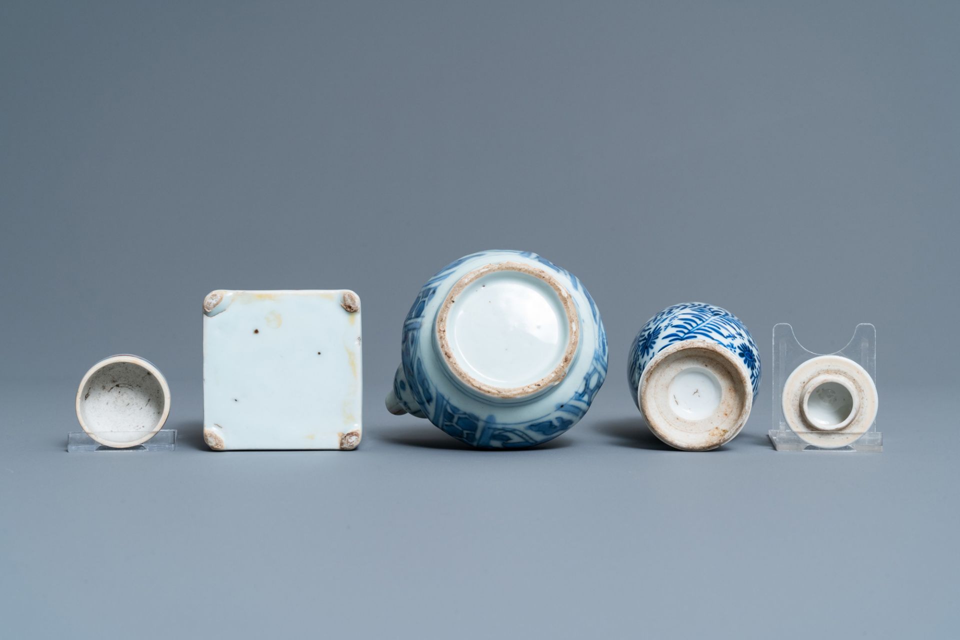 Two Chinese blue and white cups, a covered vase, a kendi and an Imari-style tea caddy, Wanli and Kan - Image 7 of 13