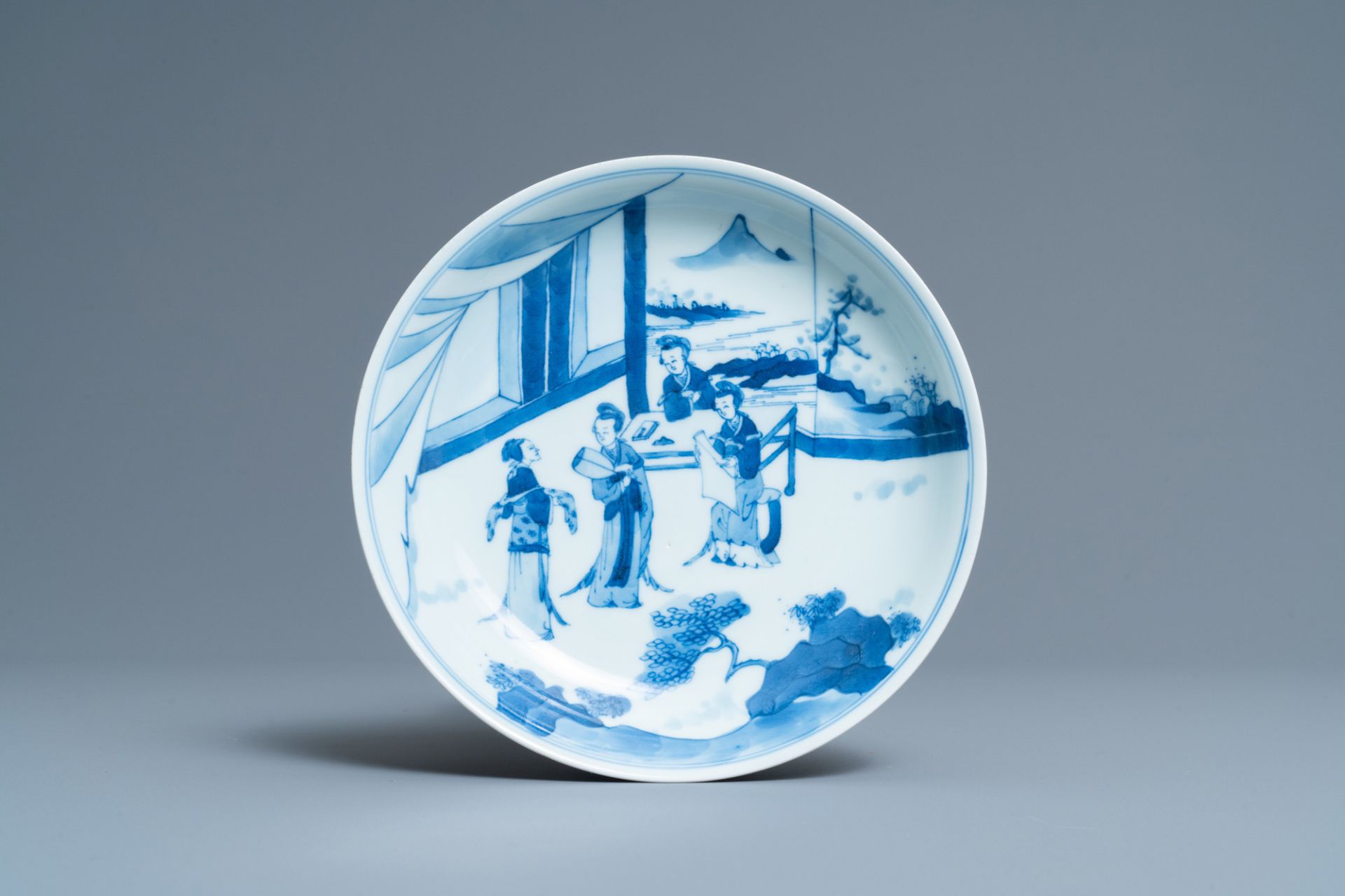 A Chinese verte biscuit figure, a green 'lotus' jar and a figurative blue and white plate, Kangxi an - Bild 4 aus 20