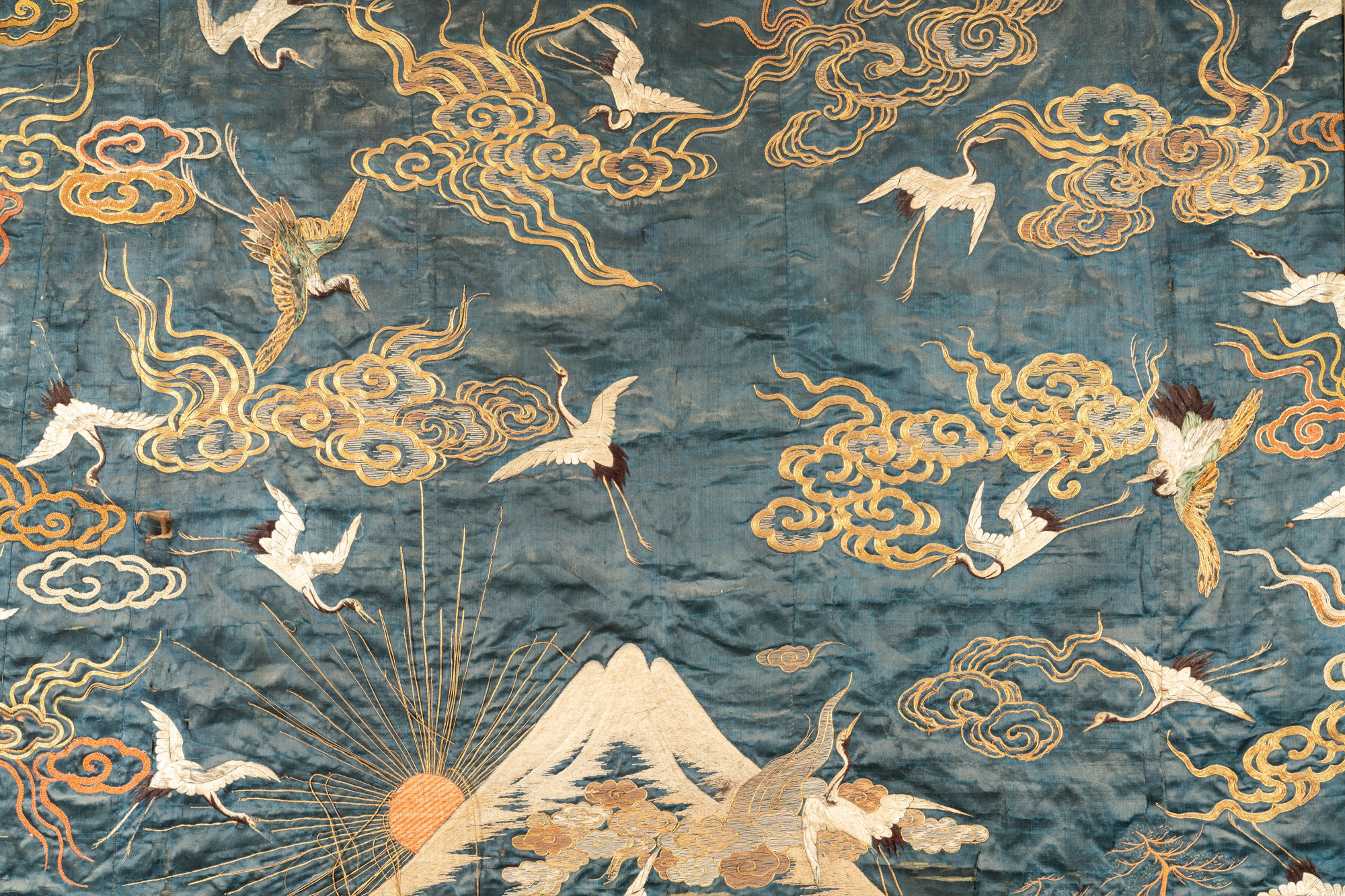 A large Japanese silk embroidery with Mount Fuji, cranes and carps, Meiji, 19th C. - Bild 6 aus 6