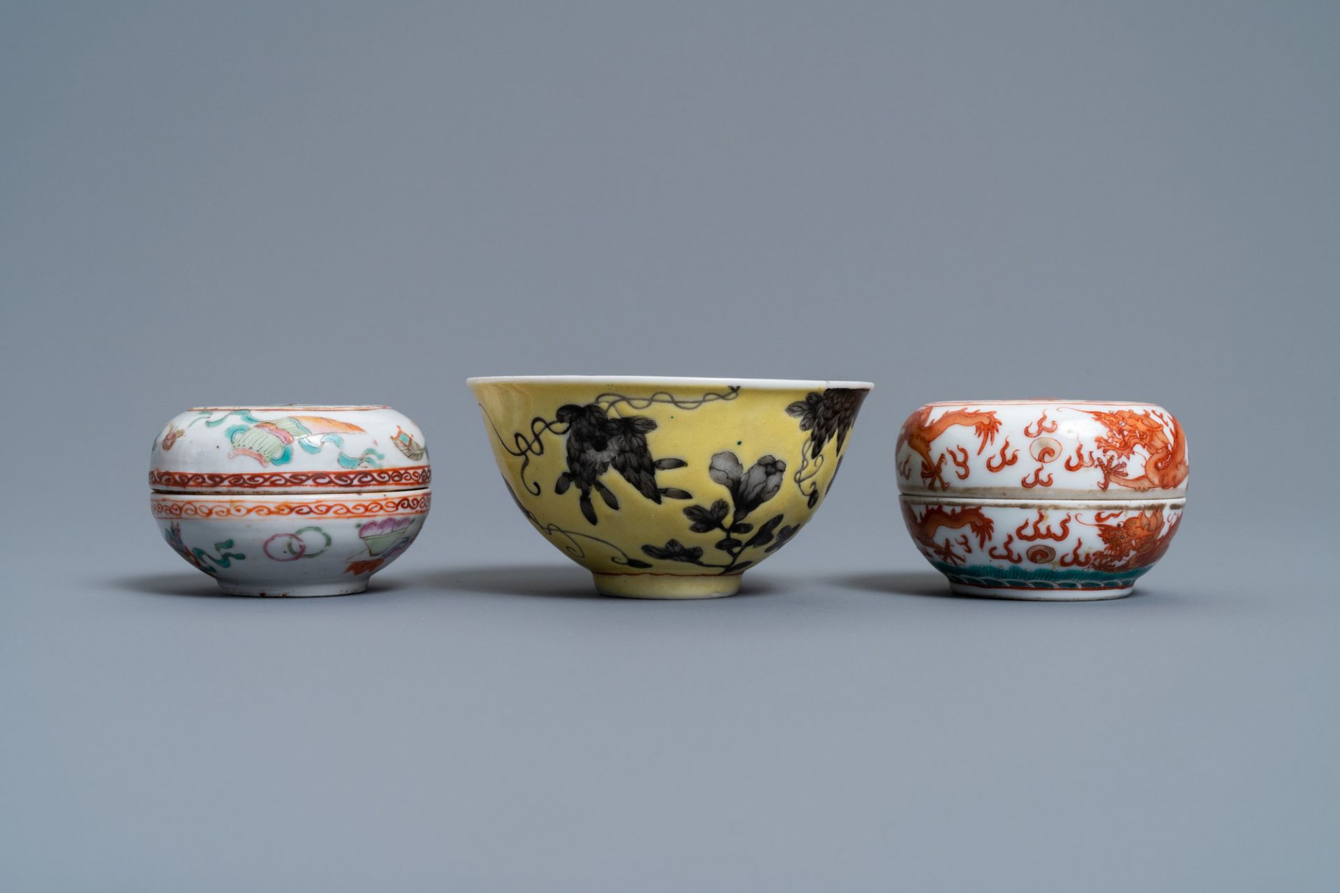 A Chinese Dayazhai yellow-ground bowl and two seal paste boxes, 19th C. - Image 6 of 9