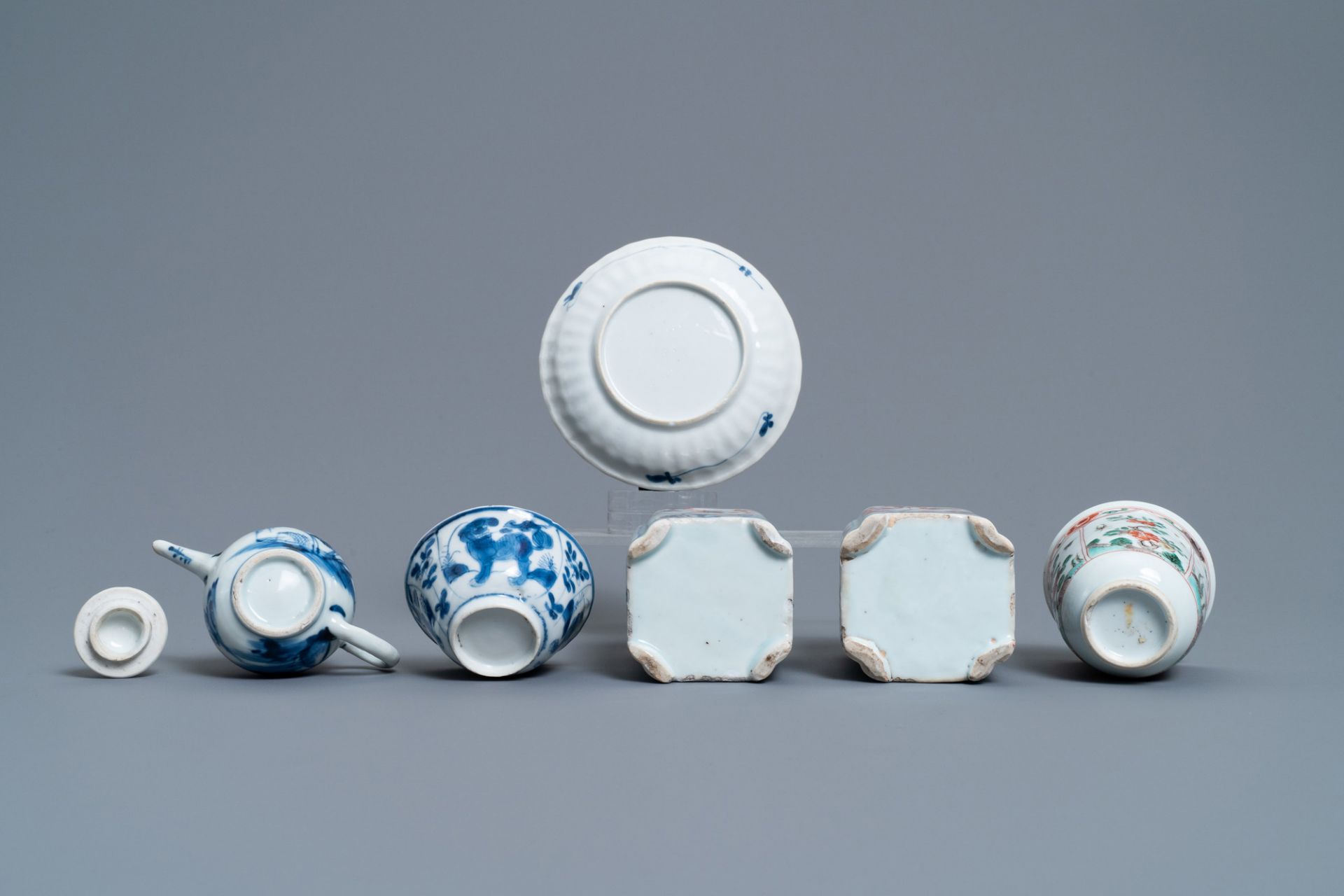 A collection of Chinese blue and white, famille rose, verte and Imari-style tea wares, Kangxi/Qianlo - Image 7 of 13