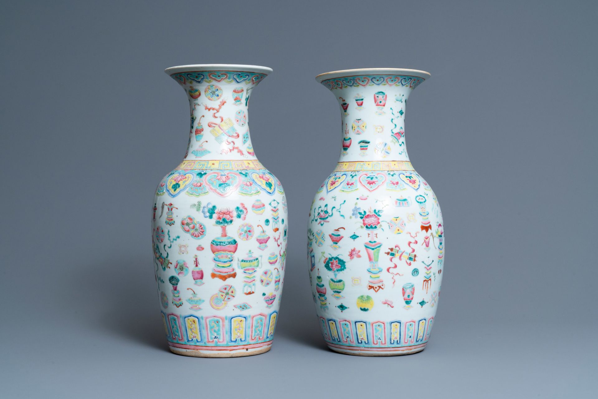 A pair of Chinese famille rose 'antiquities' vases, 19th C. - Image 4 of 6