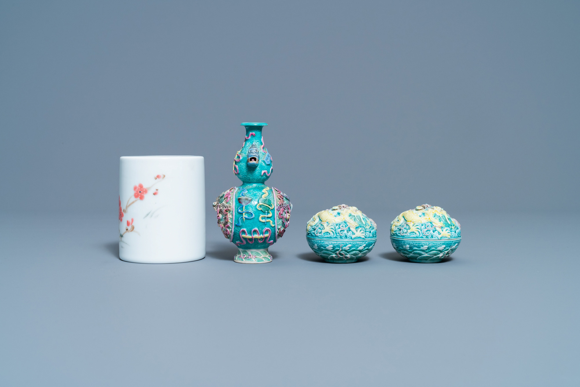 A varied collection of Chinese porcelain, 19/20th C. - Image 11 of 15