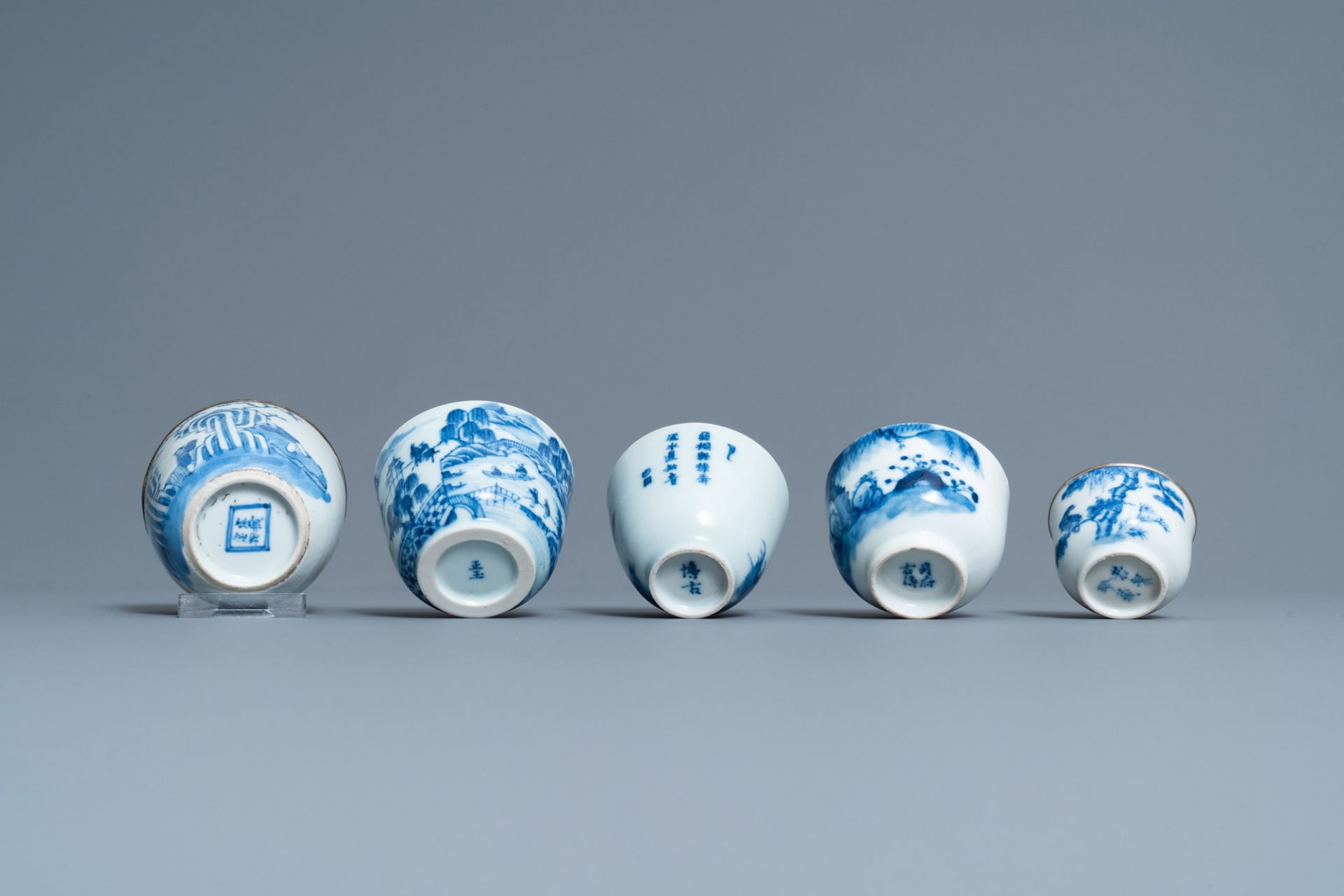 Five Chinese blue and white 'Bleu de Hue' cups for the Vietnamese market, 19th C. - Bild 6 aus 7
