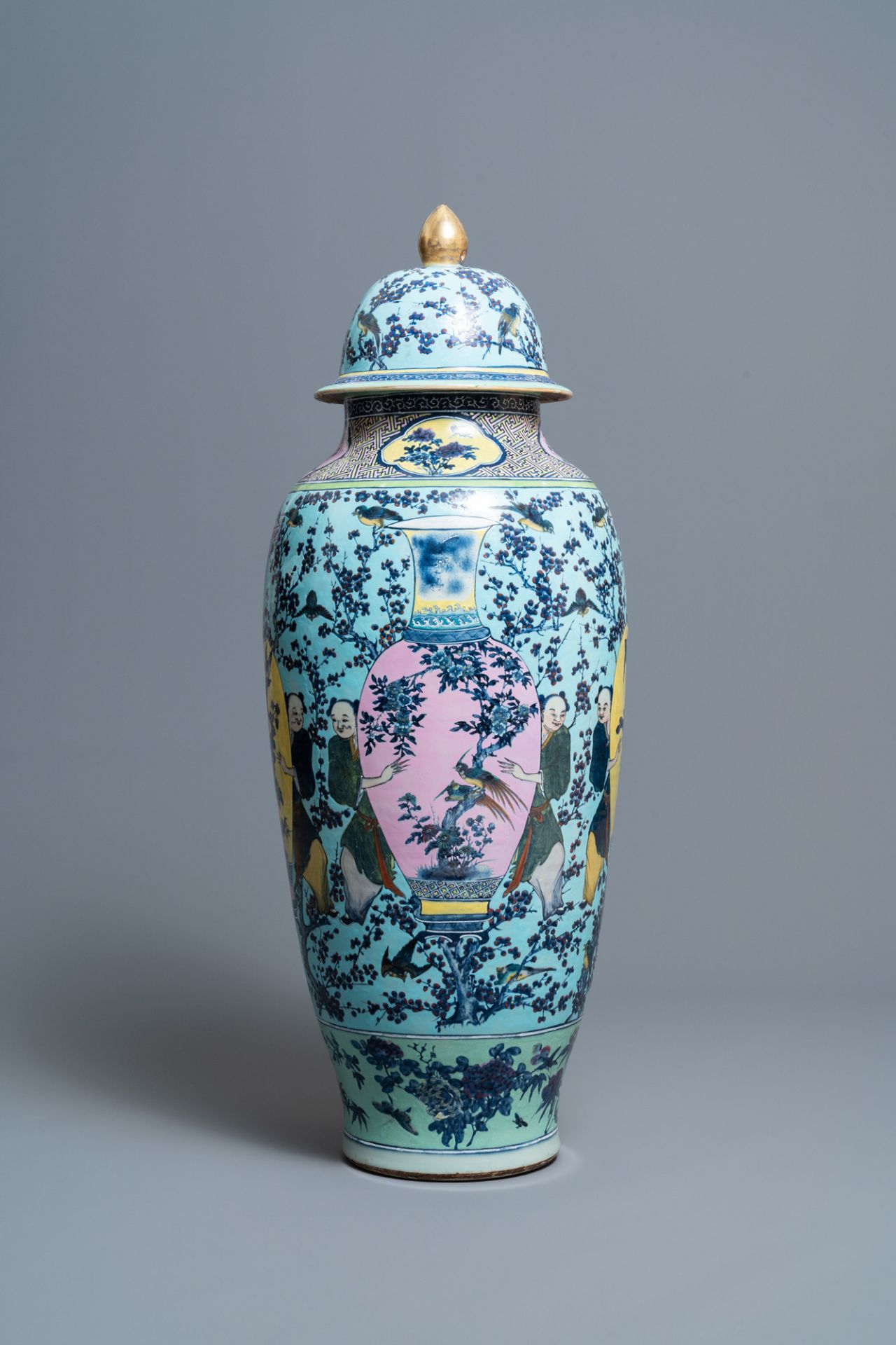 A very large Chinese famille rose turquoise-ground vase and cover, 19th C. - Image 3 of 7