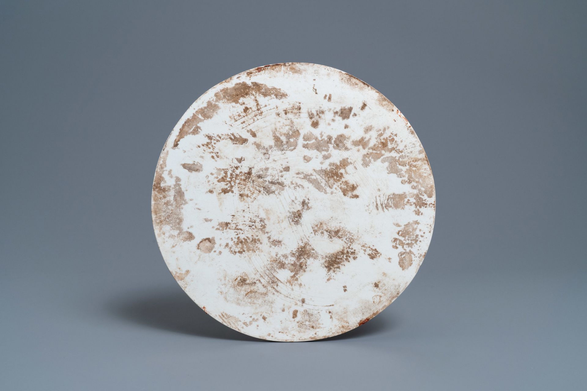 A round Chinese qianjiang cai plaque, 19/20th C. - Bild 2 aus 2