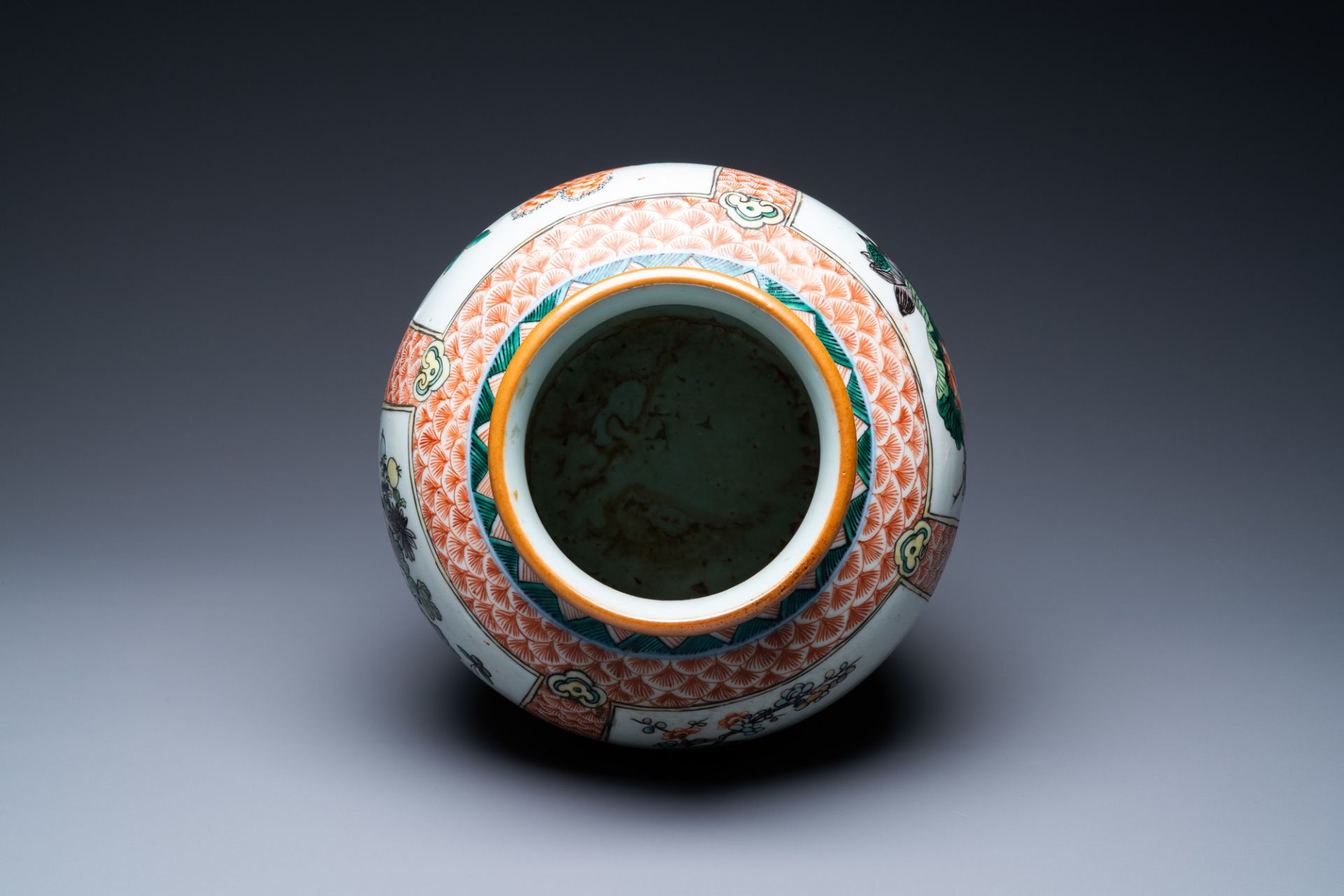 A pair of Chinese blue and white bowls and a famille verte vase, 19th C. - Image 7 of 13