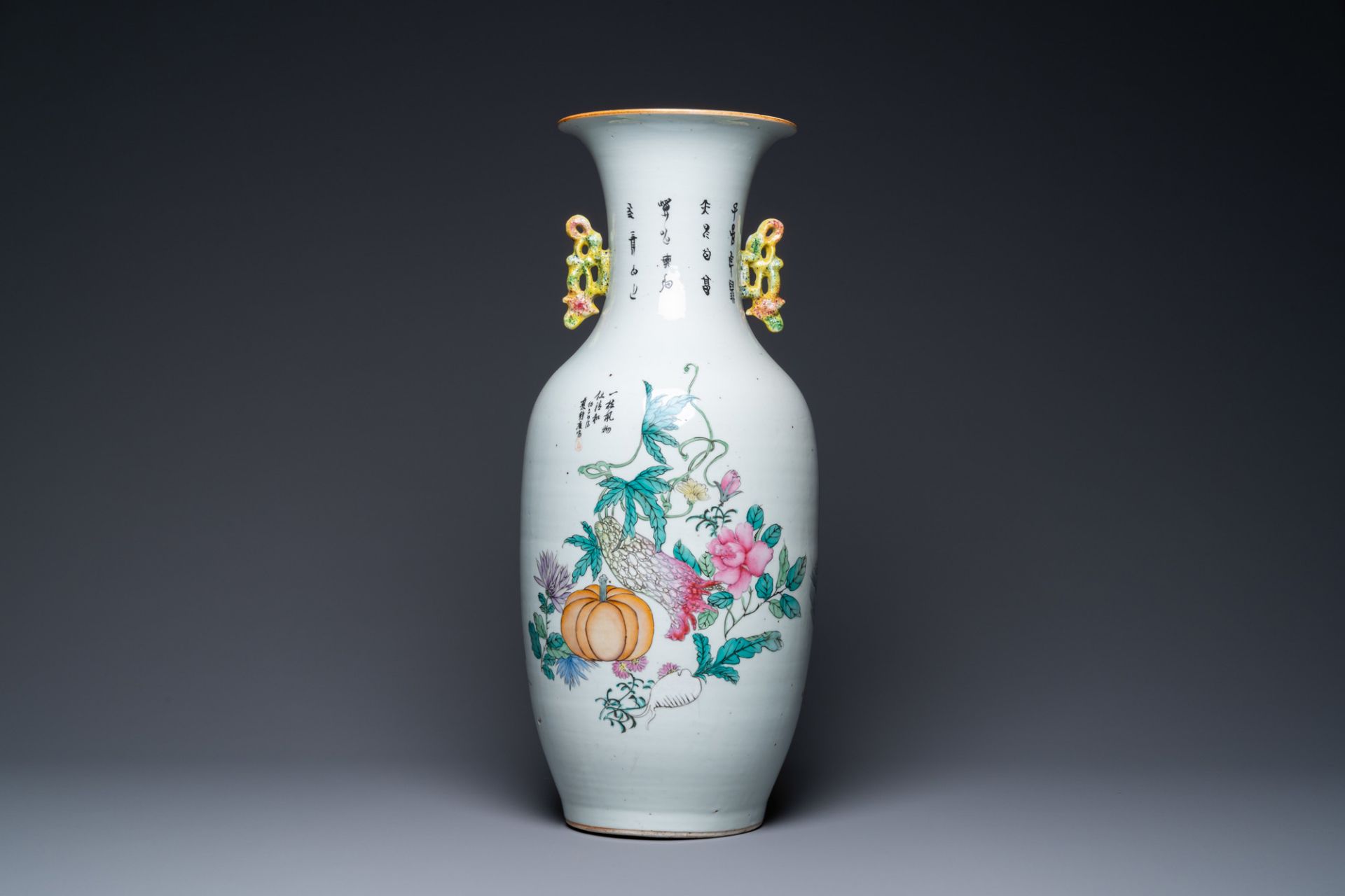 A Chinese two-sided qianjiang cai and famille rose vase, 19/20th C. - Image 3 of 6