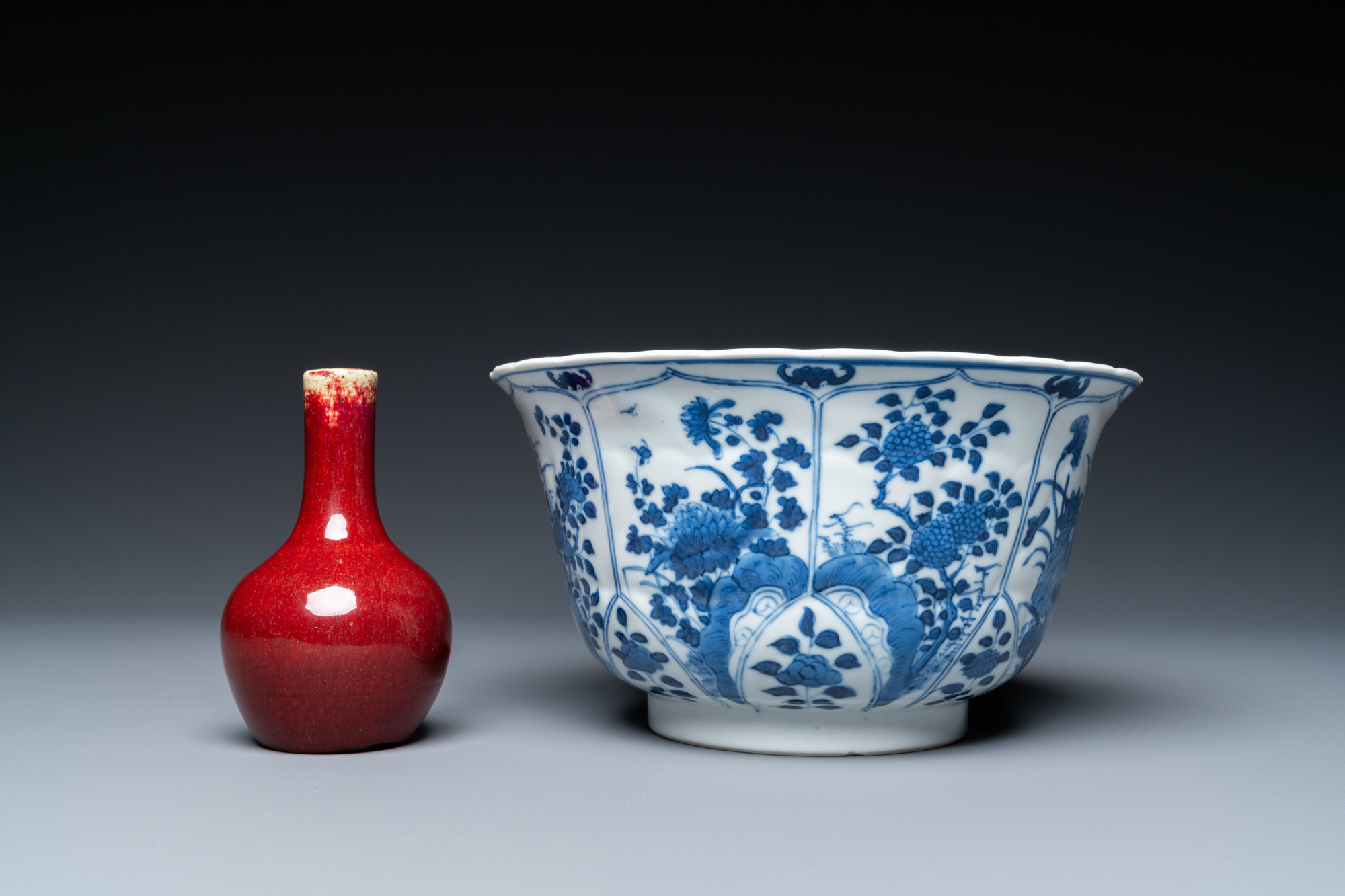 A Chinese famille rose dish, a blue and white bowl and a sang de boeuf vase, 19/20th C. - Image 6 of 9