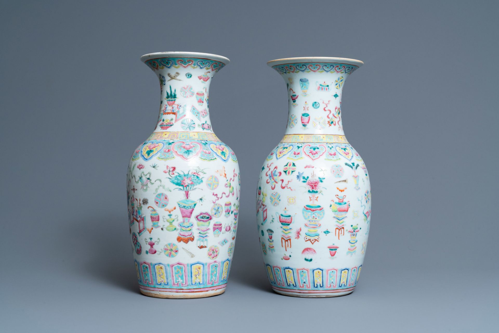 A pair of Chinese famille rose 'antiquities' vases, 19th C. - Image 2 of 6