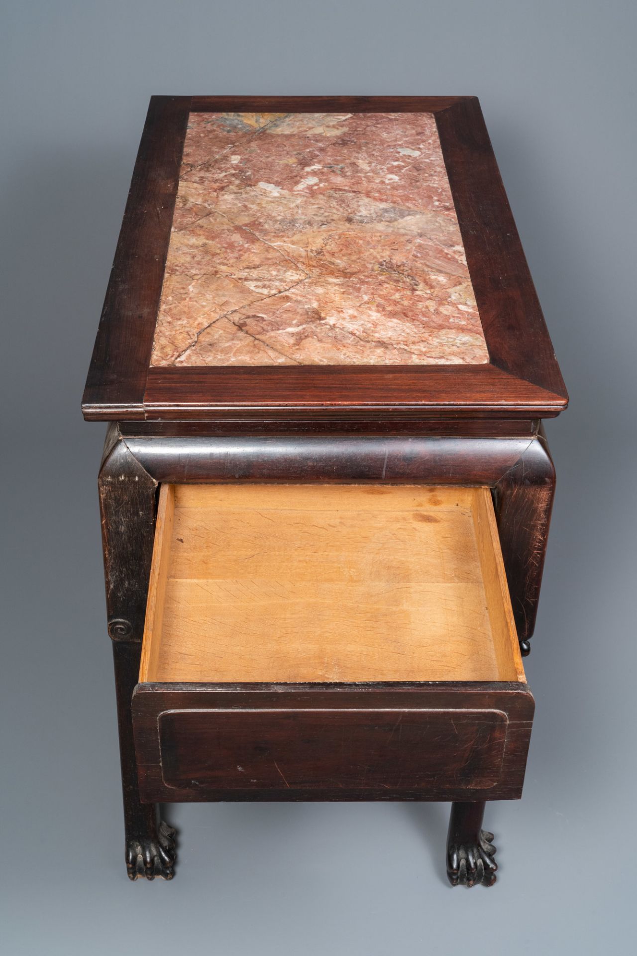 A Chinese wooden marble top table, 19/20th C. - Image 6 of 11