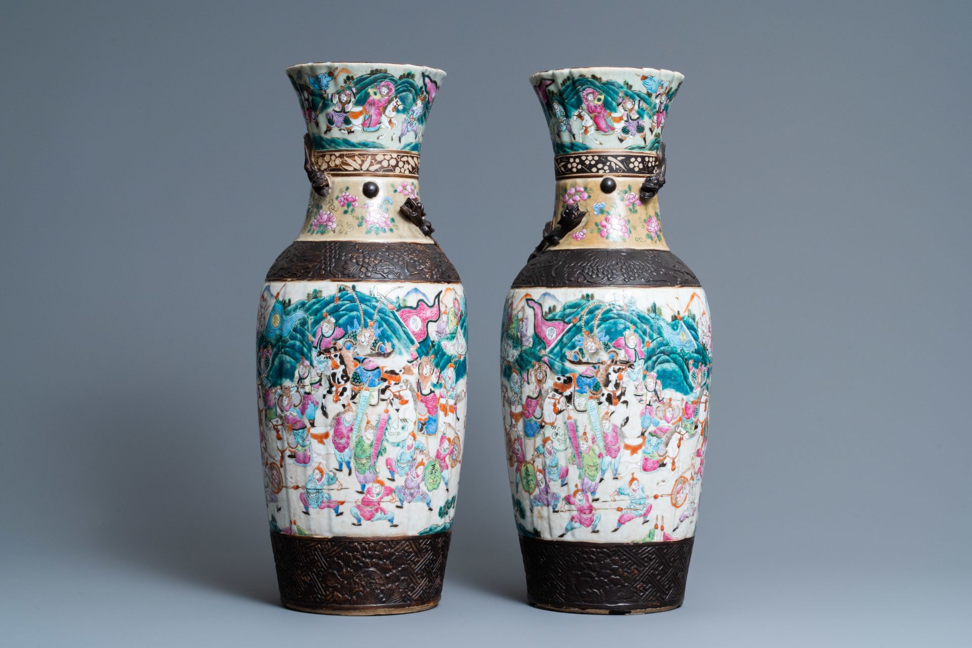 A pair ofÊ Chinese Nanking famille rose crackle-glazed vases, 19th C.