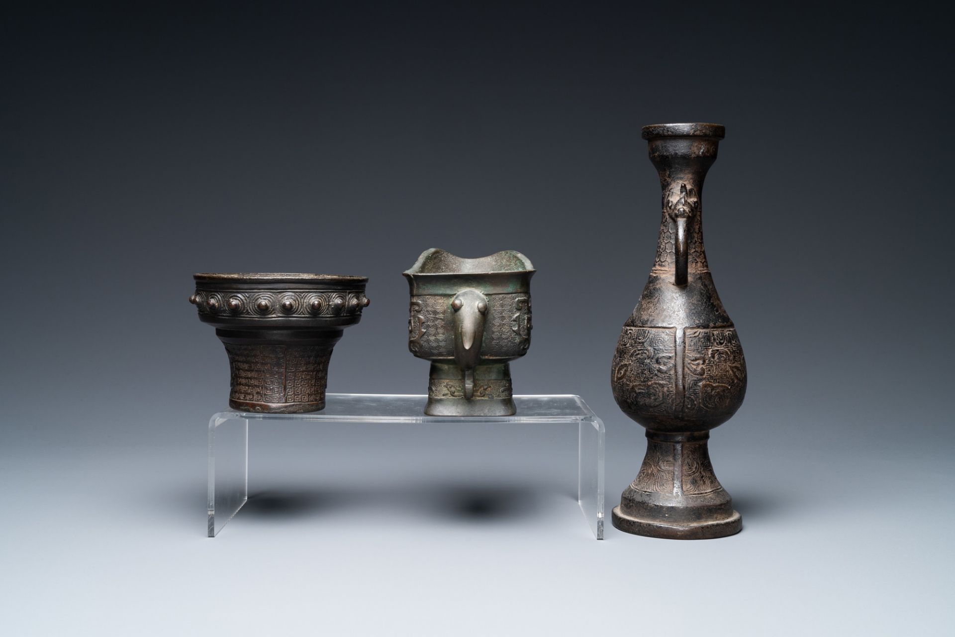 A Chinese bronze vase, a ewer and a censer, Ming/Qing - Bild 3 aus 9
