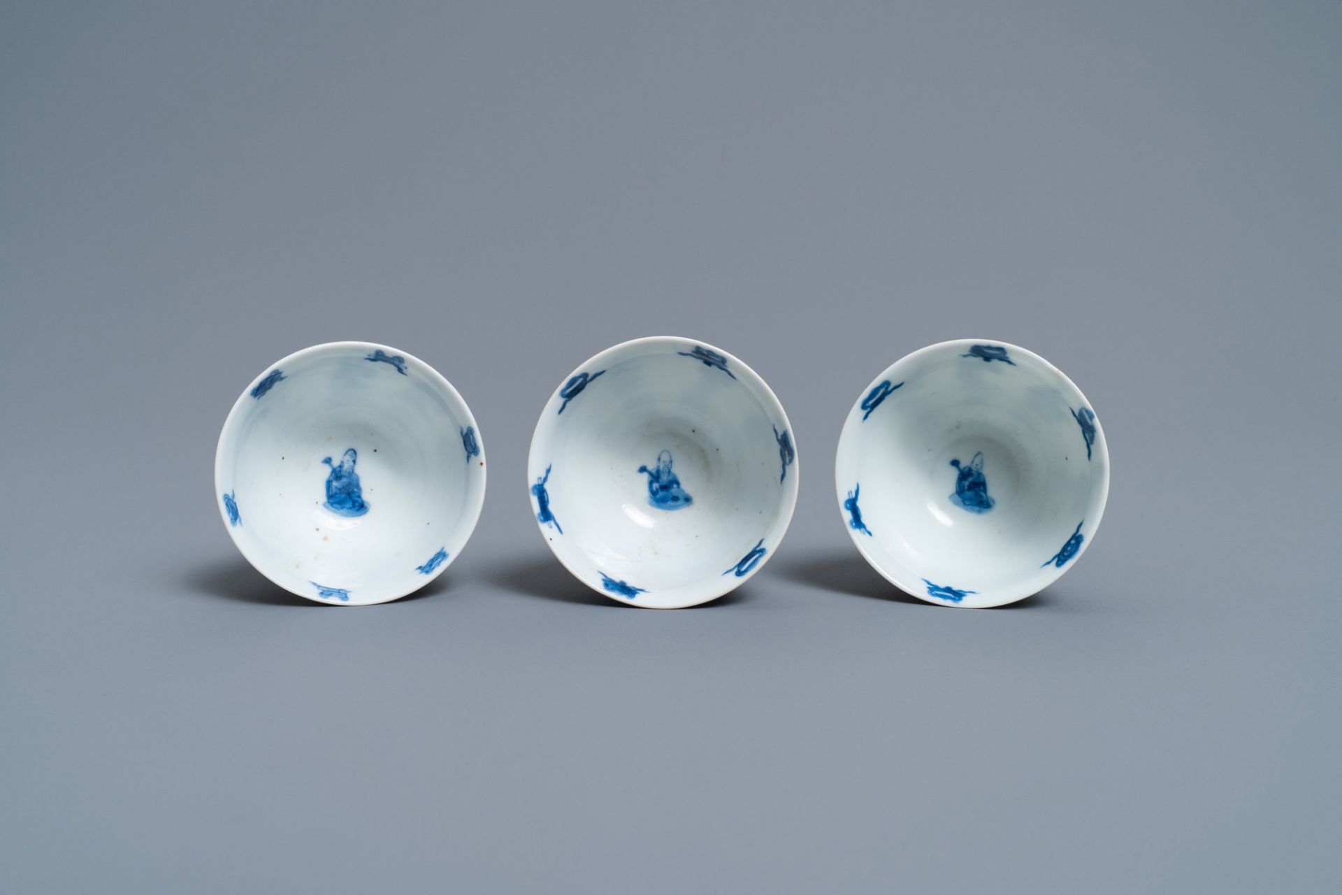 Three Chinese blue and white cups and two saucers, Kangxi - Image 8 of 9