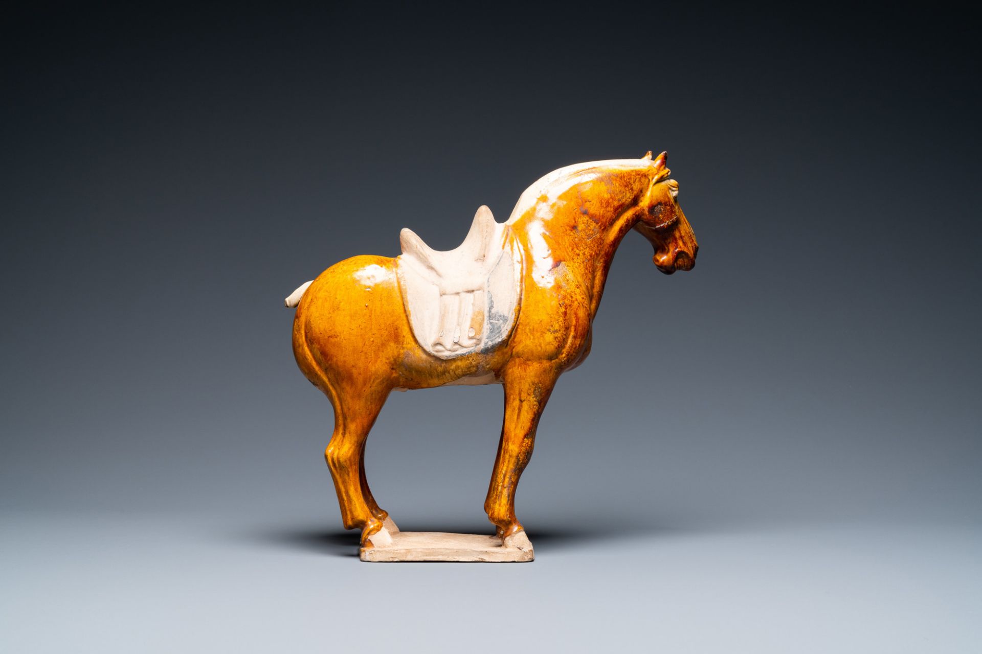 A Chinese amber- and cream-glazed pottery model of a horse, Tang - Image 4 of 7