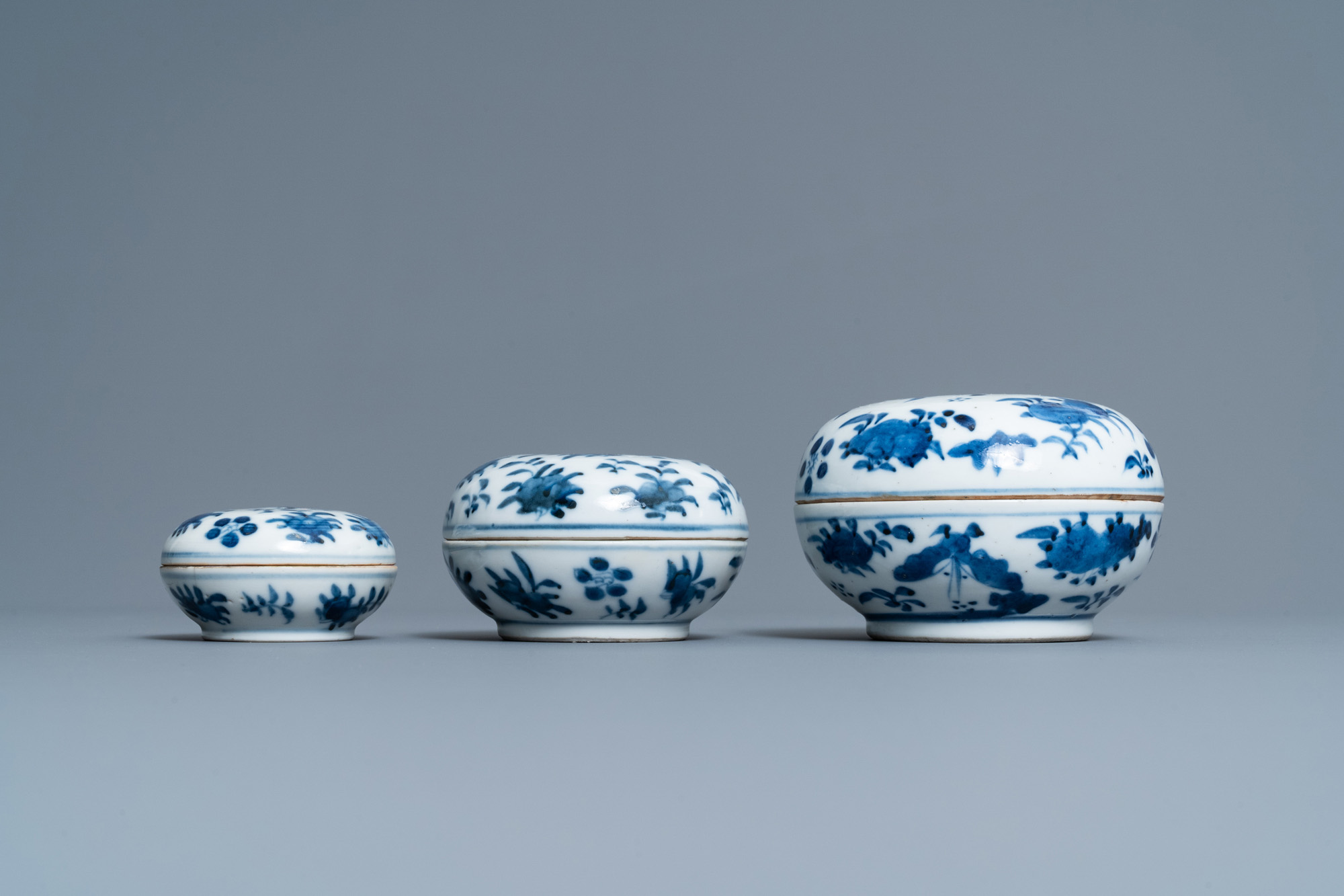 Eight Chinese blue and white dishes, a platter and three covered boxes, Yongzheng and later - Image 12 of 16