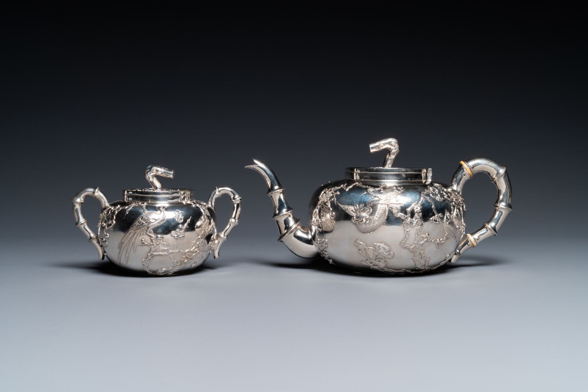 A Chinese silver teapot and a sugar bowl, 19/20th C. - Bild 2 aus 8