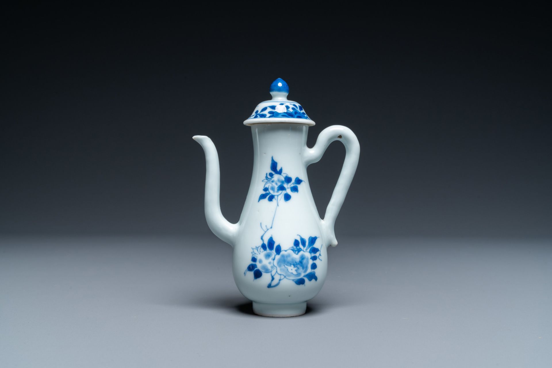 A Chinese blue and white ewer with floral design, Transitional period - Image 2 of 7
