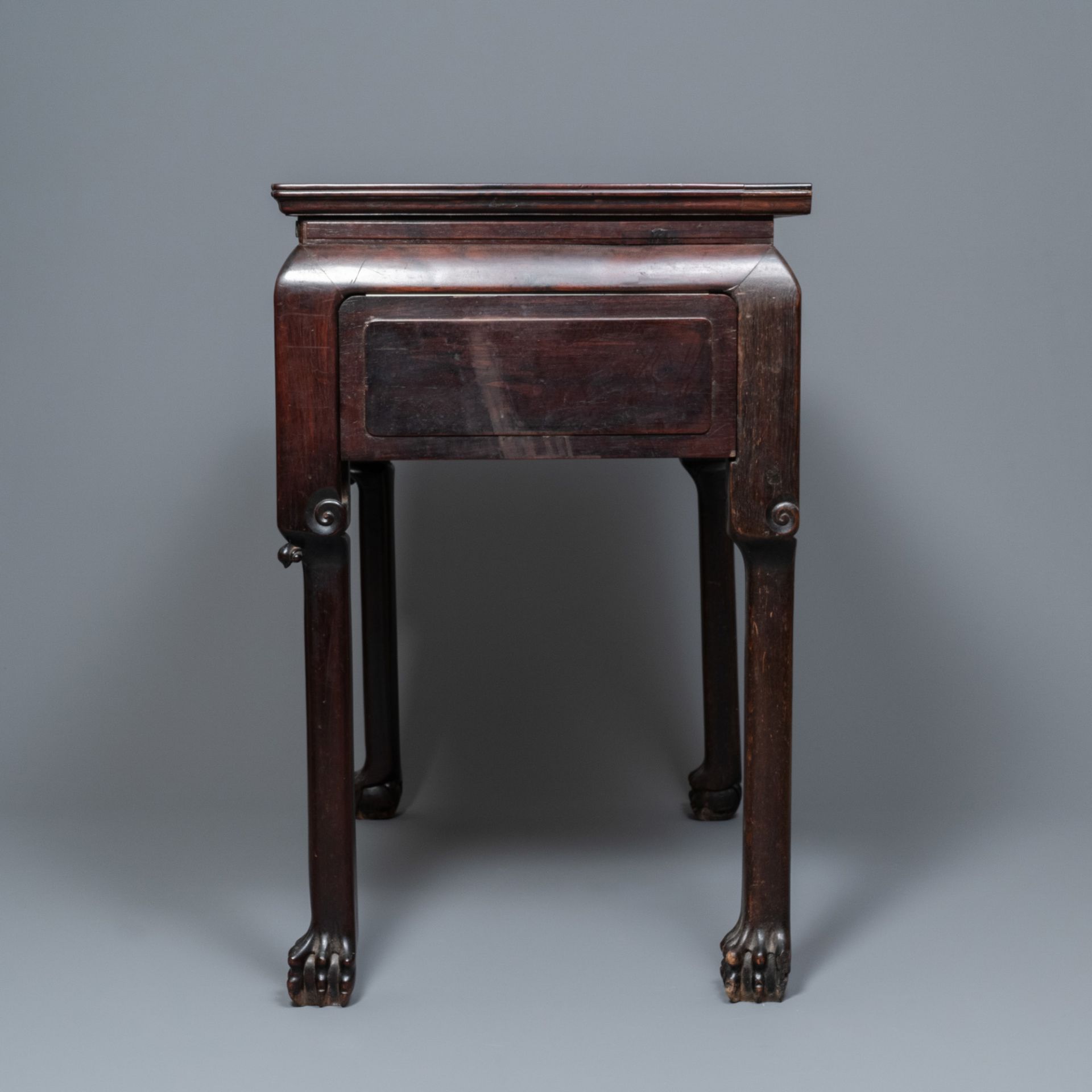 A Chinese wooden marble top table, 19/20th C. - Image 4 of 11