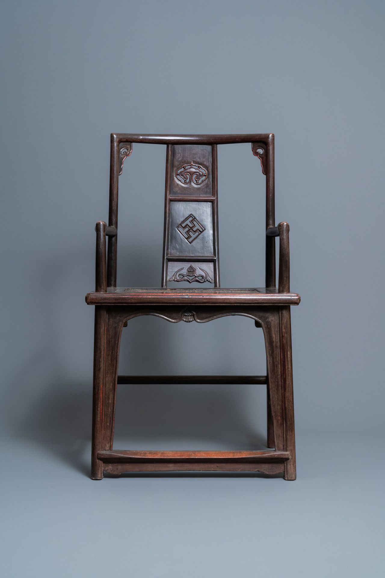 A pair of Chinese carved wooden chairs with wicker seats, 19th C. - Bild 2 aus 20