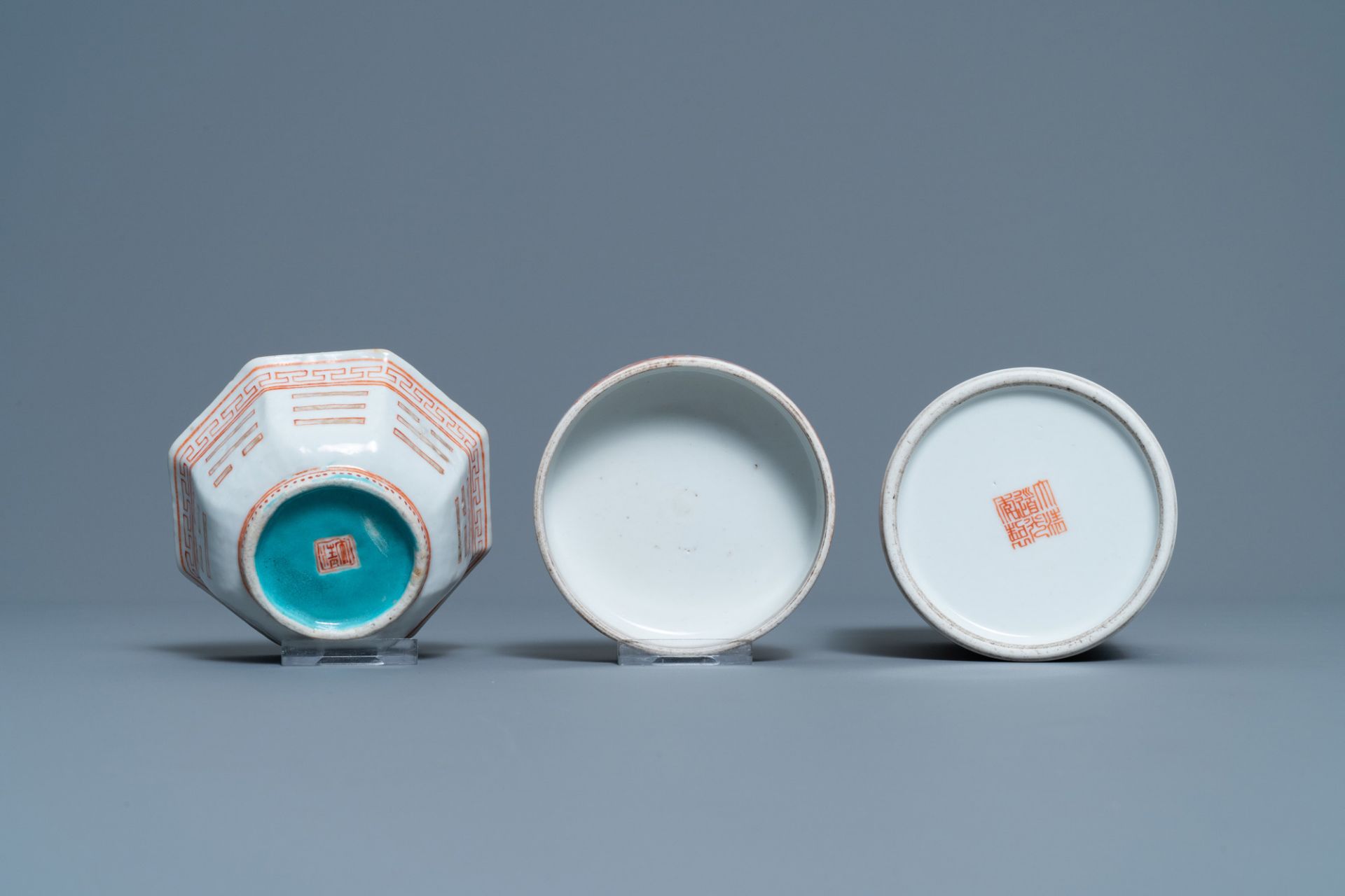 Five Chinese blue and white dishes, a bowl and a covered jar, 18/19th C. - Image 11 of 11