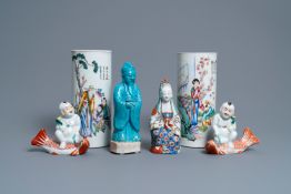 Two Chinese famille rose hat stands and four various figures, 19/20th C.
