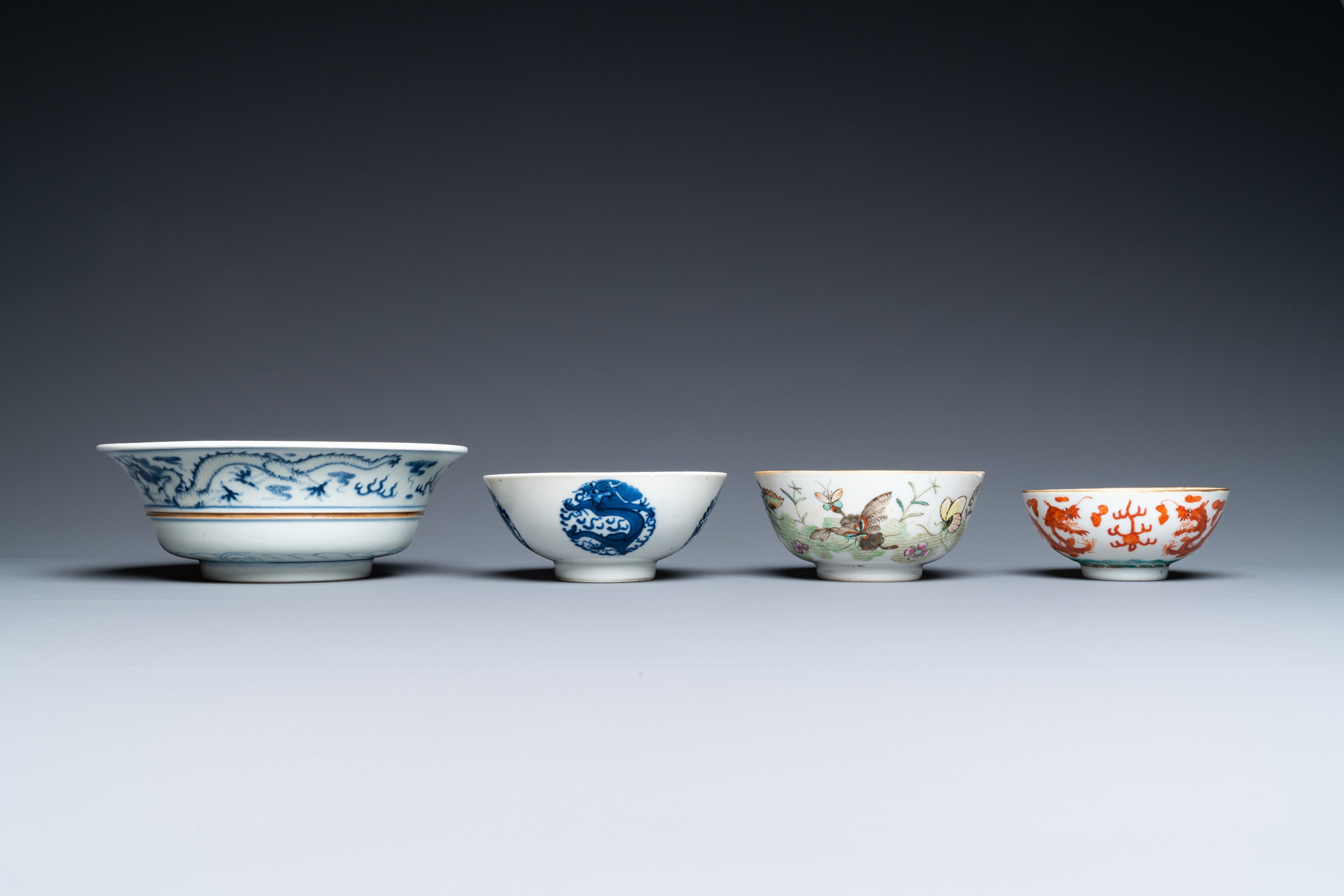 A varied collection of Chinese blue and white and famille rose porcelain, 19/20th C. - Image 4 of 15