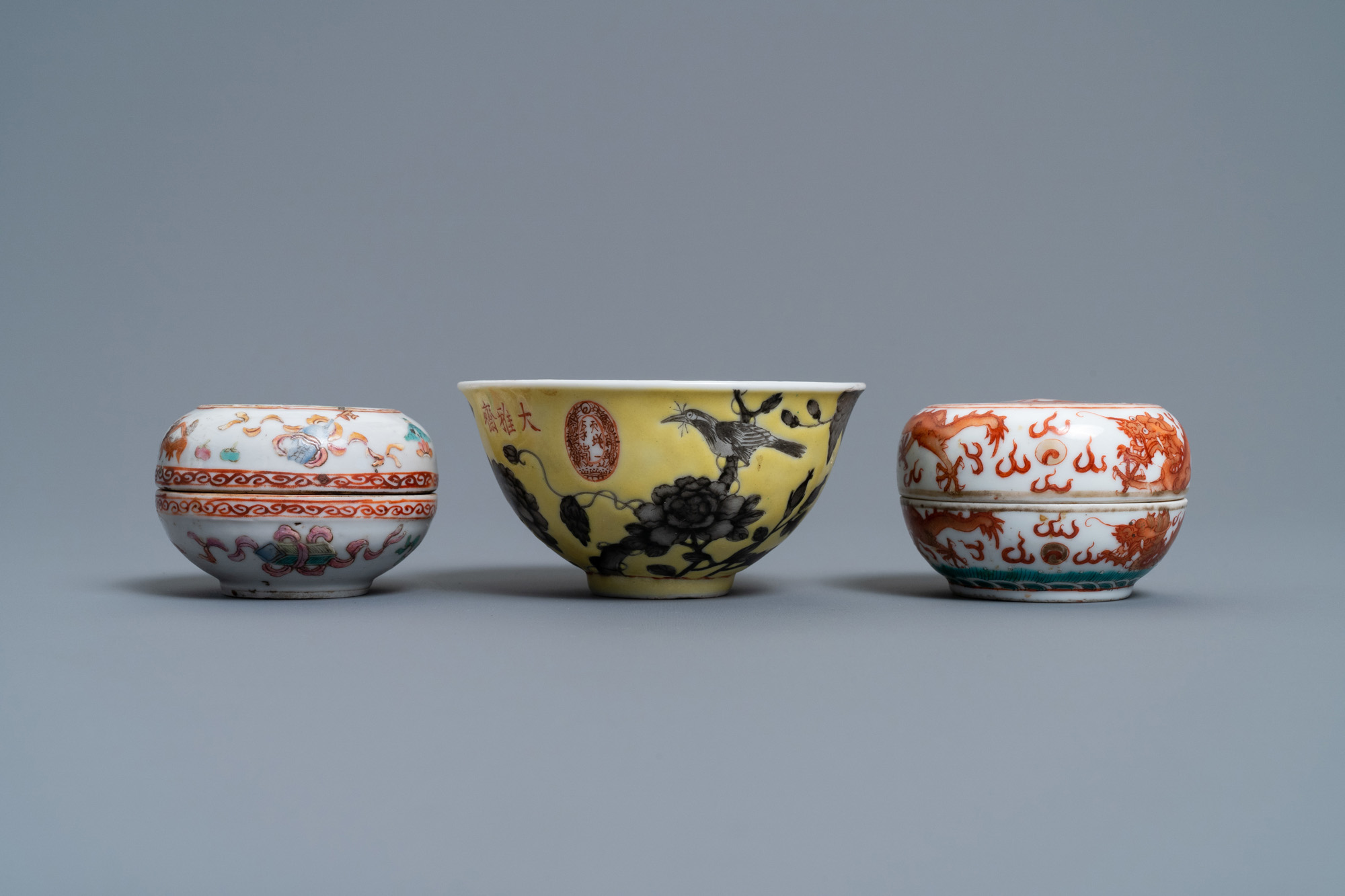 A Chinese Dayazhai yellow-ground bowl and two seal paste boxes, 19th C. - Image 4 of 9