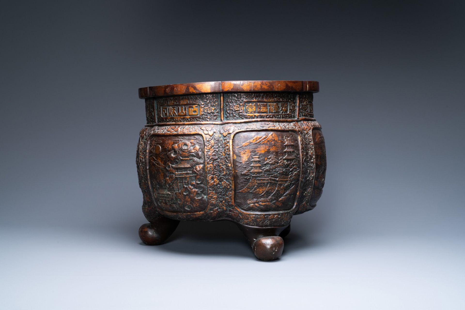 A Chinese hexafoil gold-splashed bronze jardiniere, 19/20th C. - Bild 3 aus 7