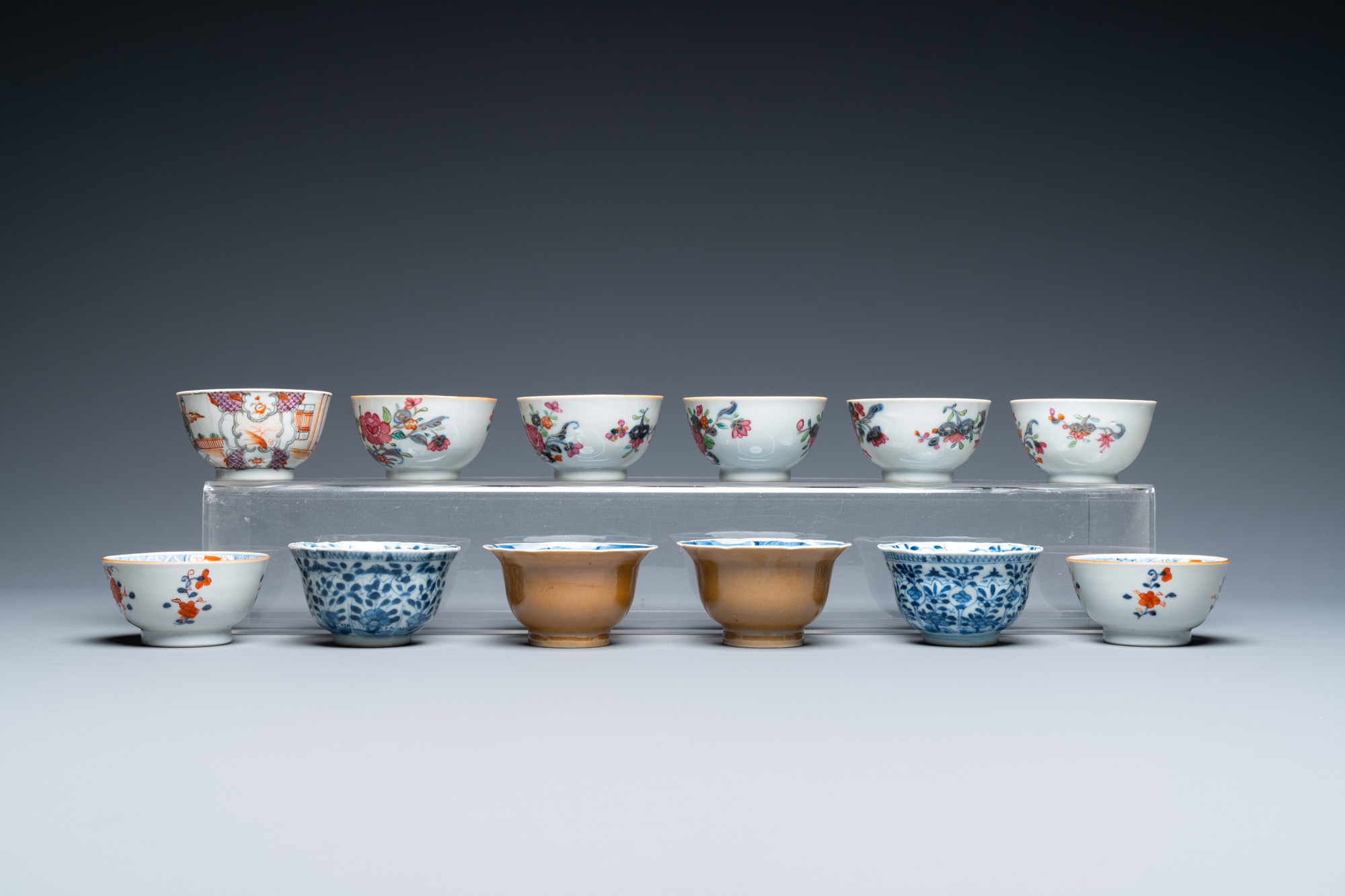 Twenty-two Chinese blue and white and famille rose cups and nineteen saucers, Kangxi and later - Image 11 of 19