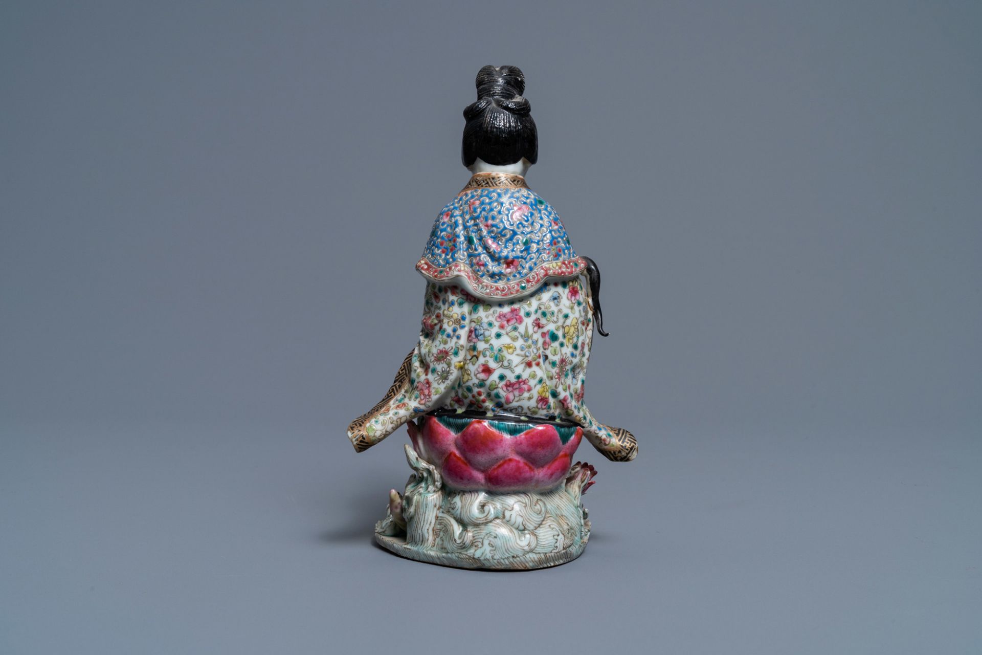 A Chinese famille rose figure of a lady on a lotus throne, 19th C. - Image 4 of 7