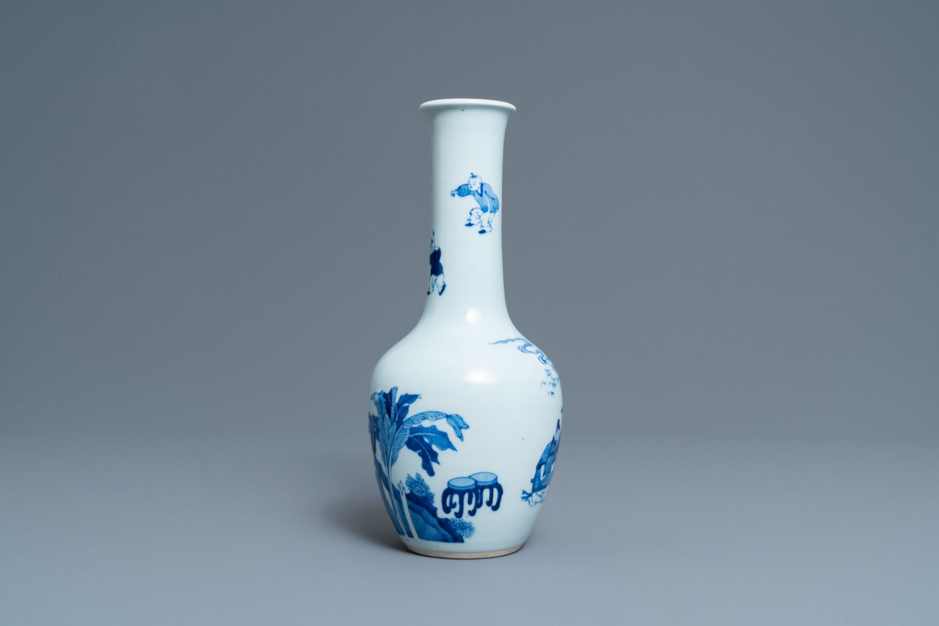 A Chinese blue and white bottle vase with go-players, 19/20th C. - Image 3 of 6