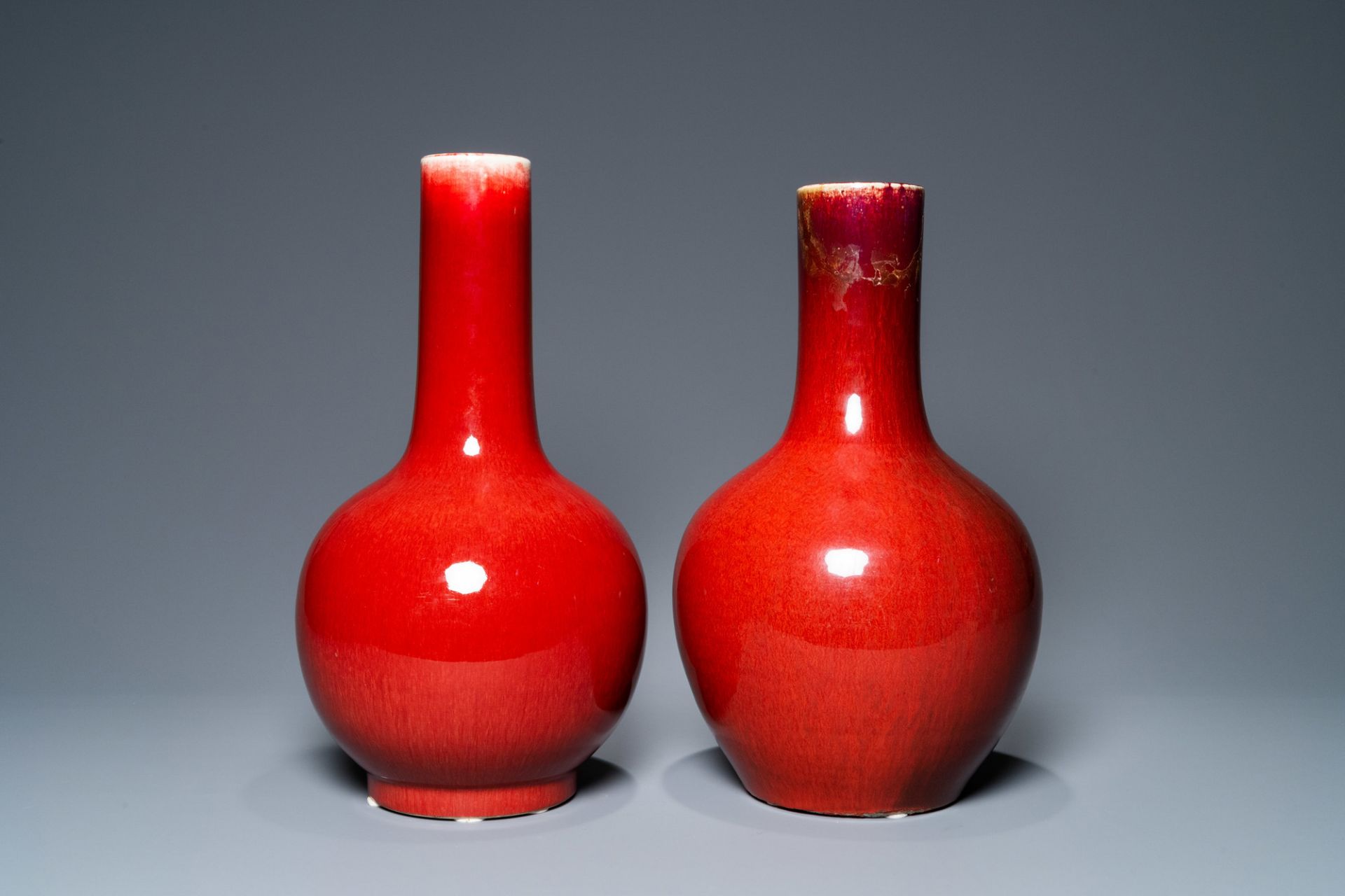 Two Chinese monochrome sang de boeuf bottle vases, 19/20th C. - Bild 3 aus 6