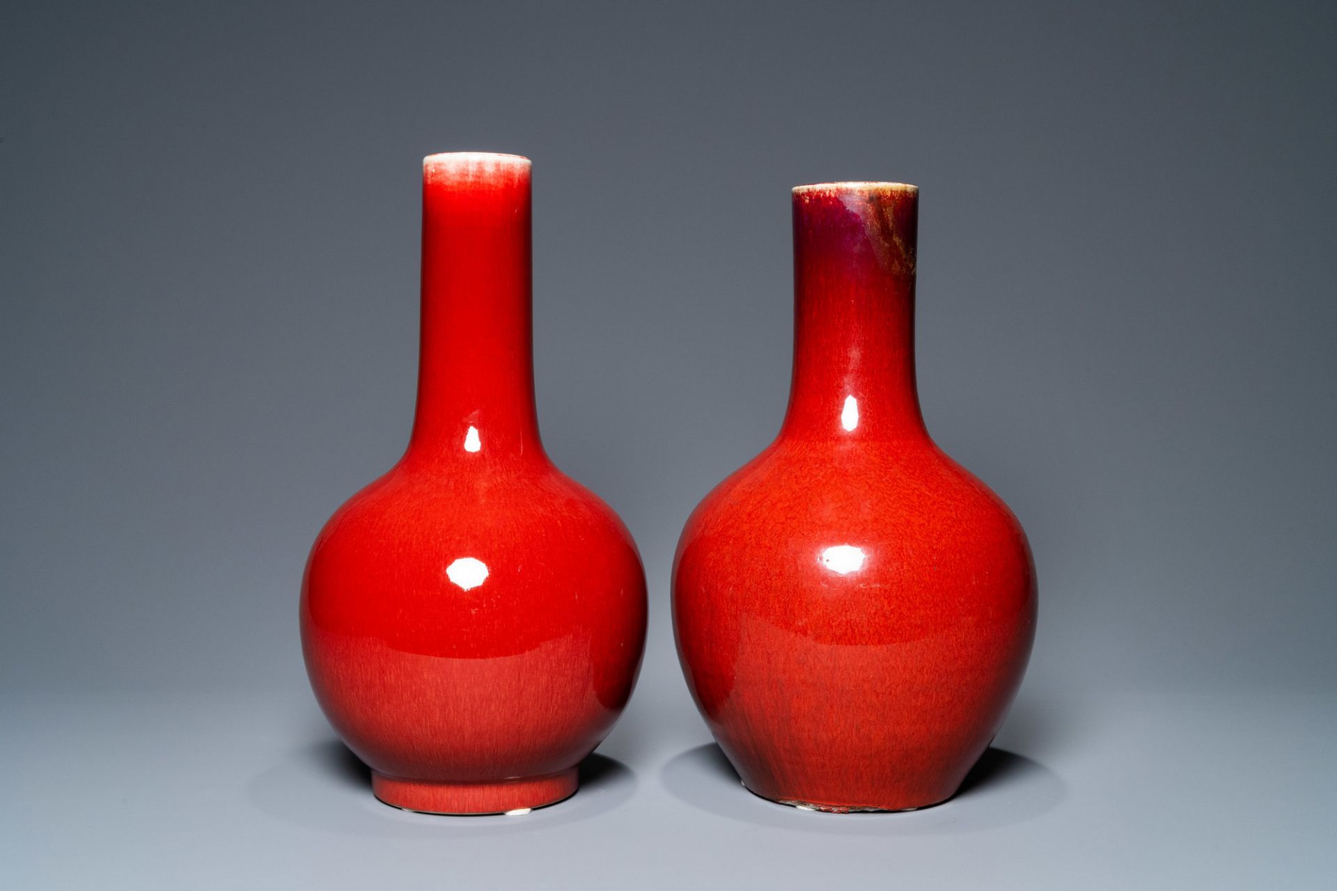 Two Chinese monochrome sang de boeuf bottle vases, 19/20th C. - Bild 2 aus 6