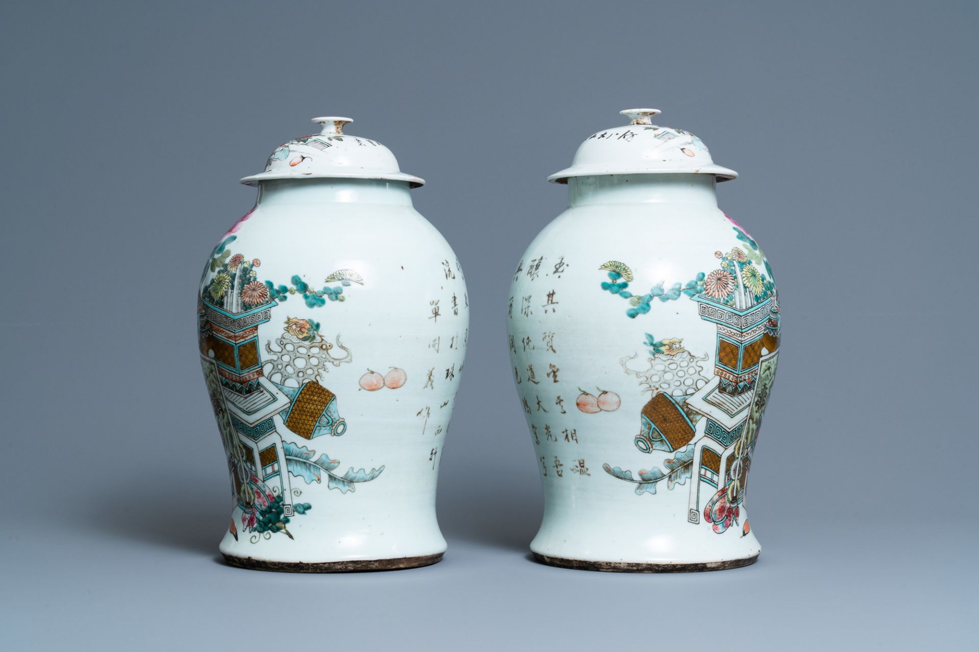 A pair of Chinese qianjiang cai vases and covers with antiquities, 19/20th C. - Bild 2 aus 6