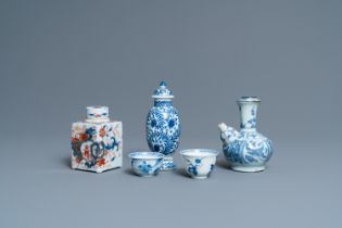 Two Chinese blue and white cups, a covered vase, a kendi and an Imari-style tea caddy, Wanli and Kan