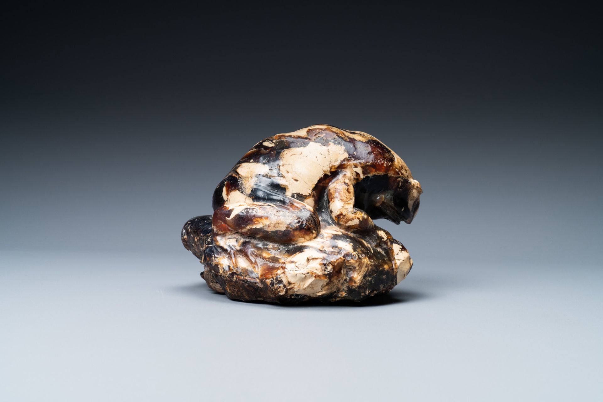 A Chinese carved amber model of a toad, 19/20th C. - Image 3 of 6