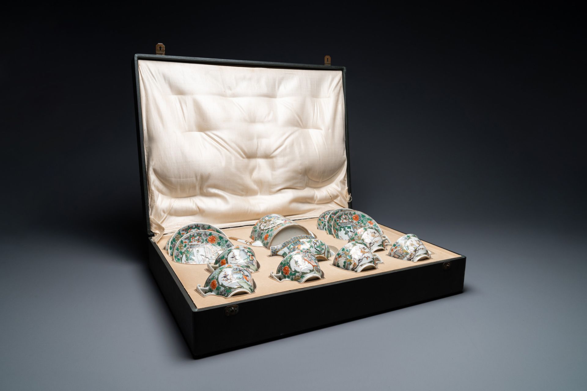 A Chinese Canton famille verte 14-piece tea service in presentation box, 19th C. - Image 2 of 23