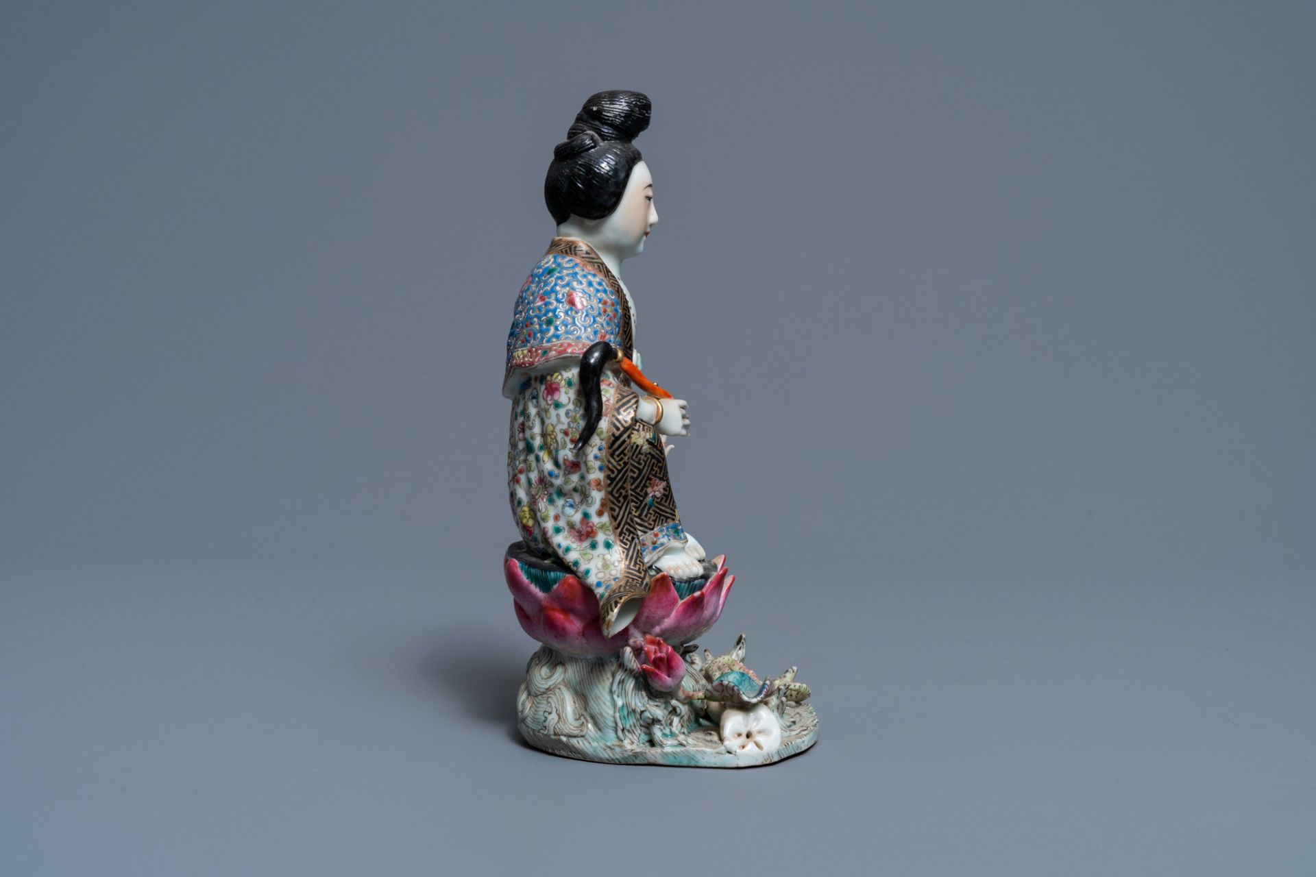 A Chinese famille rose figure of a lady on a lotus throne, 19th C. - Image 5 of 7